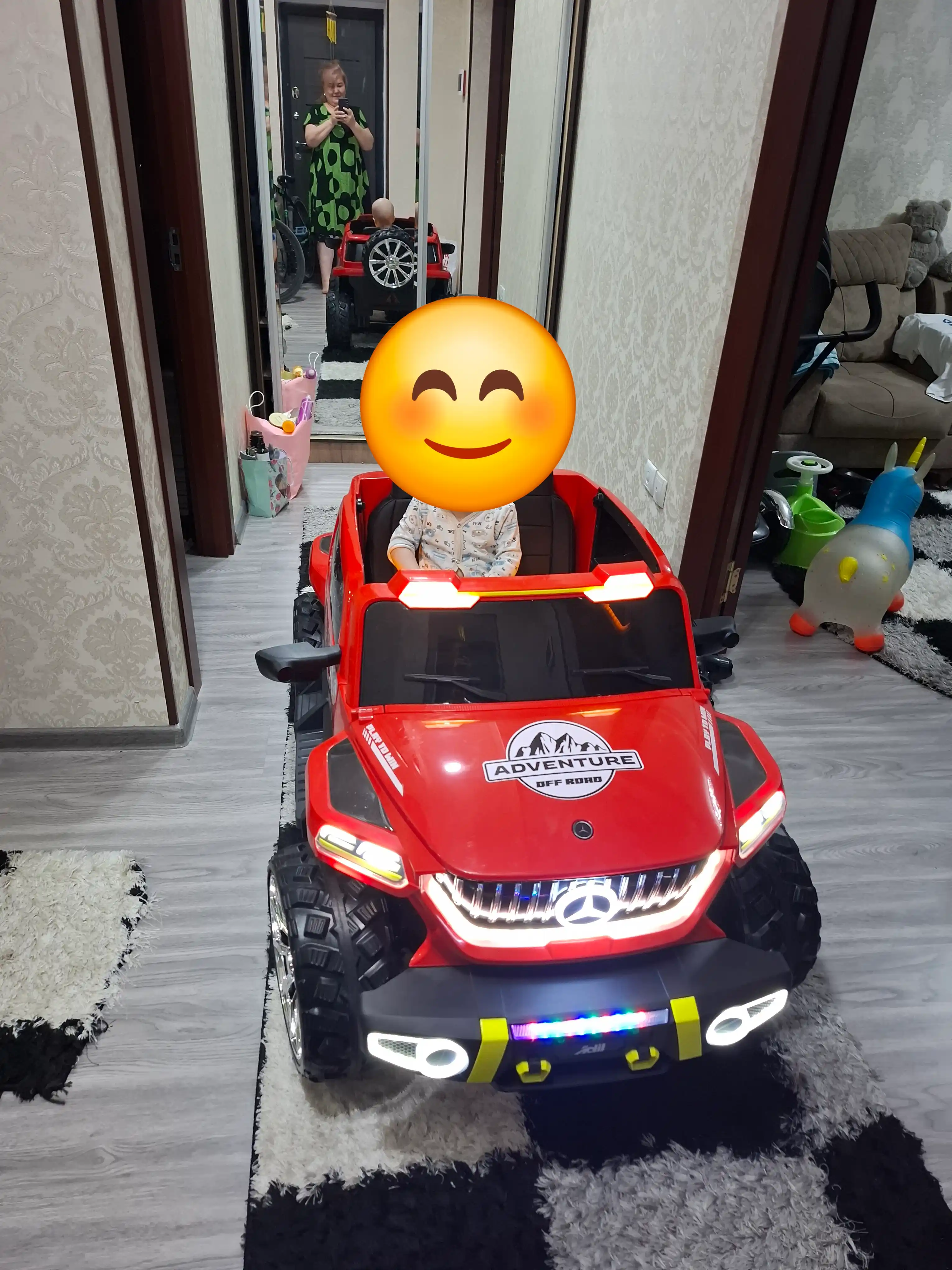 Katta o‘lchamli Mercedes-Benz bolalar elektromobili