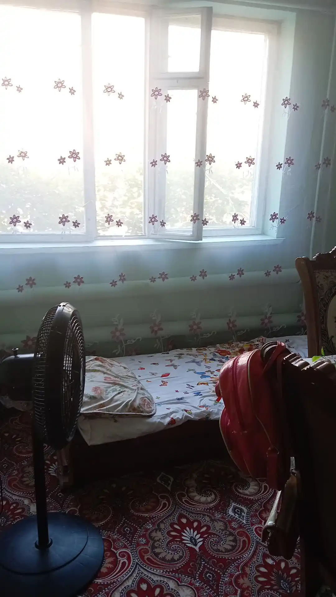 Tyul parda kashtali, nafis gulli, yengil va shaffof, bo‘yi 280 sm