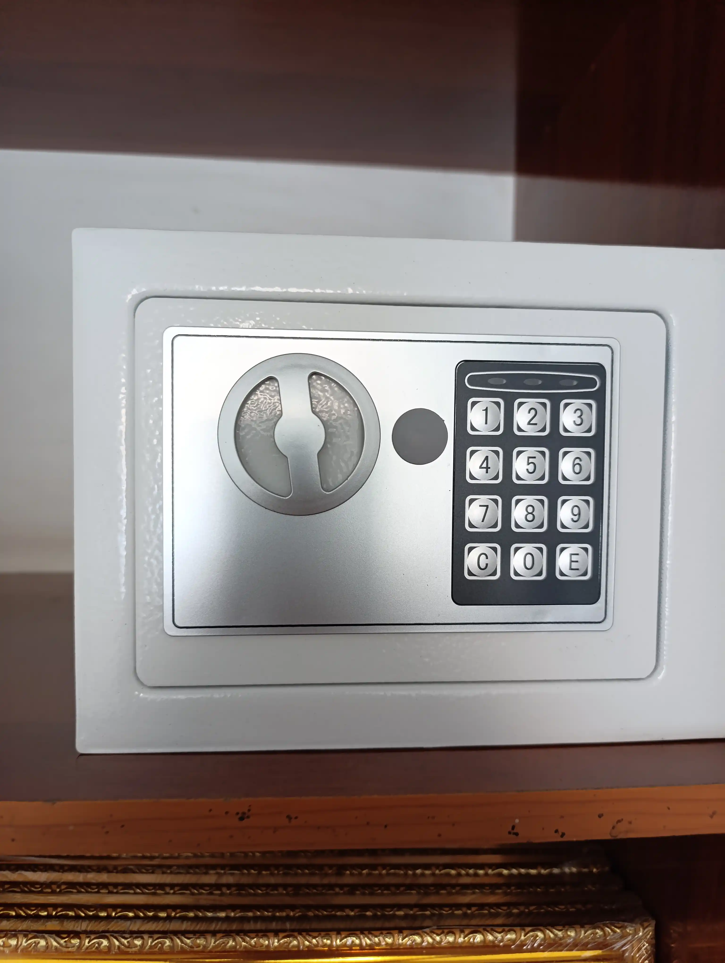 Uy va ofis uchun mini elektron seyf. Kalitli va parol o'rnatsa bo'ladi, 17x23x17 sm