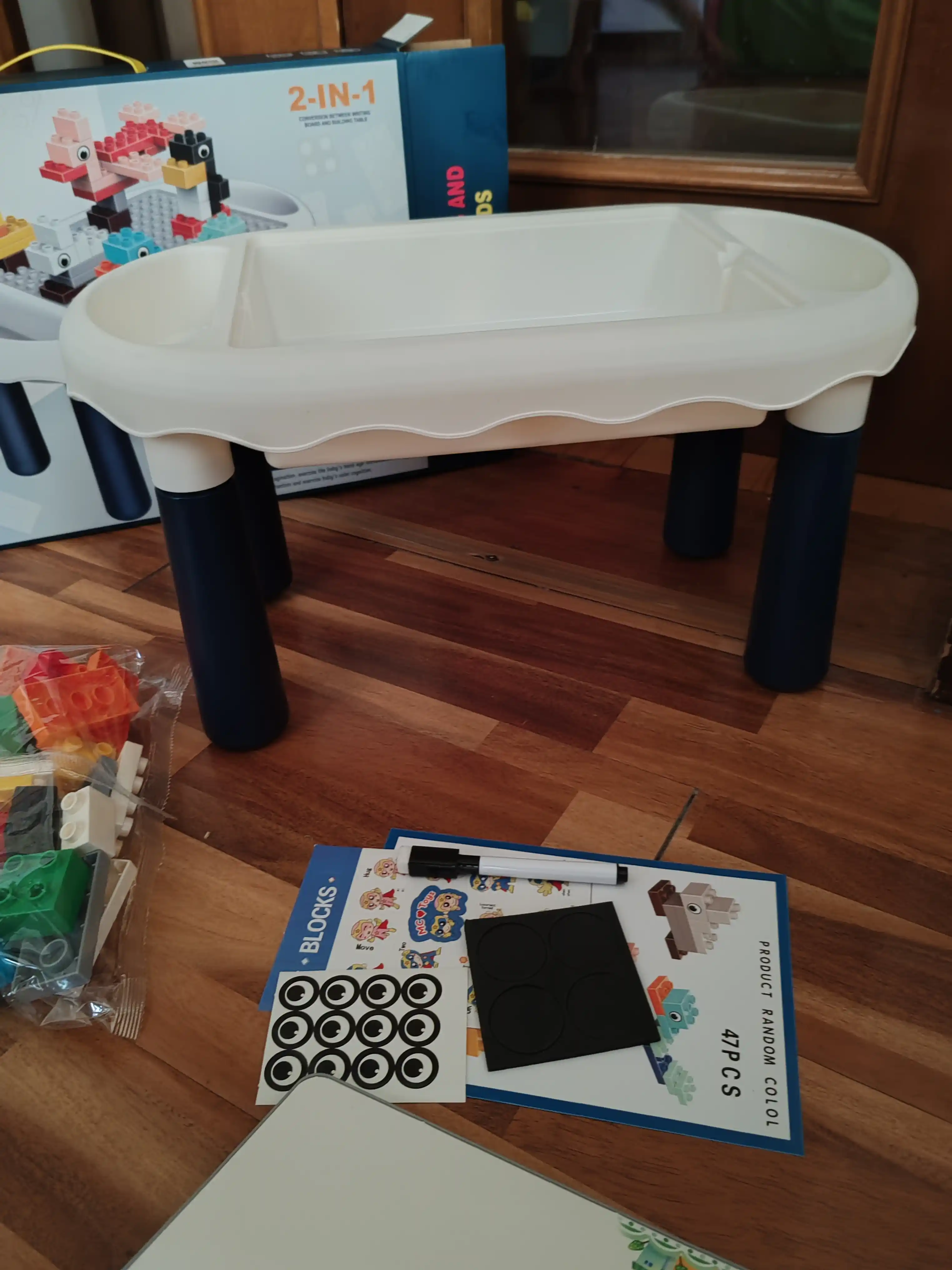 Bolalar stoli va stul, to‘plamda lego kubiklari bilan