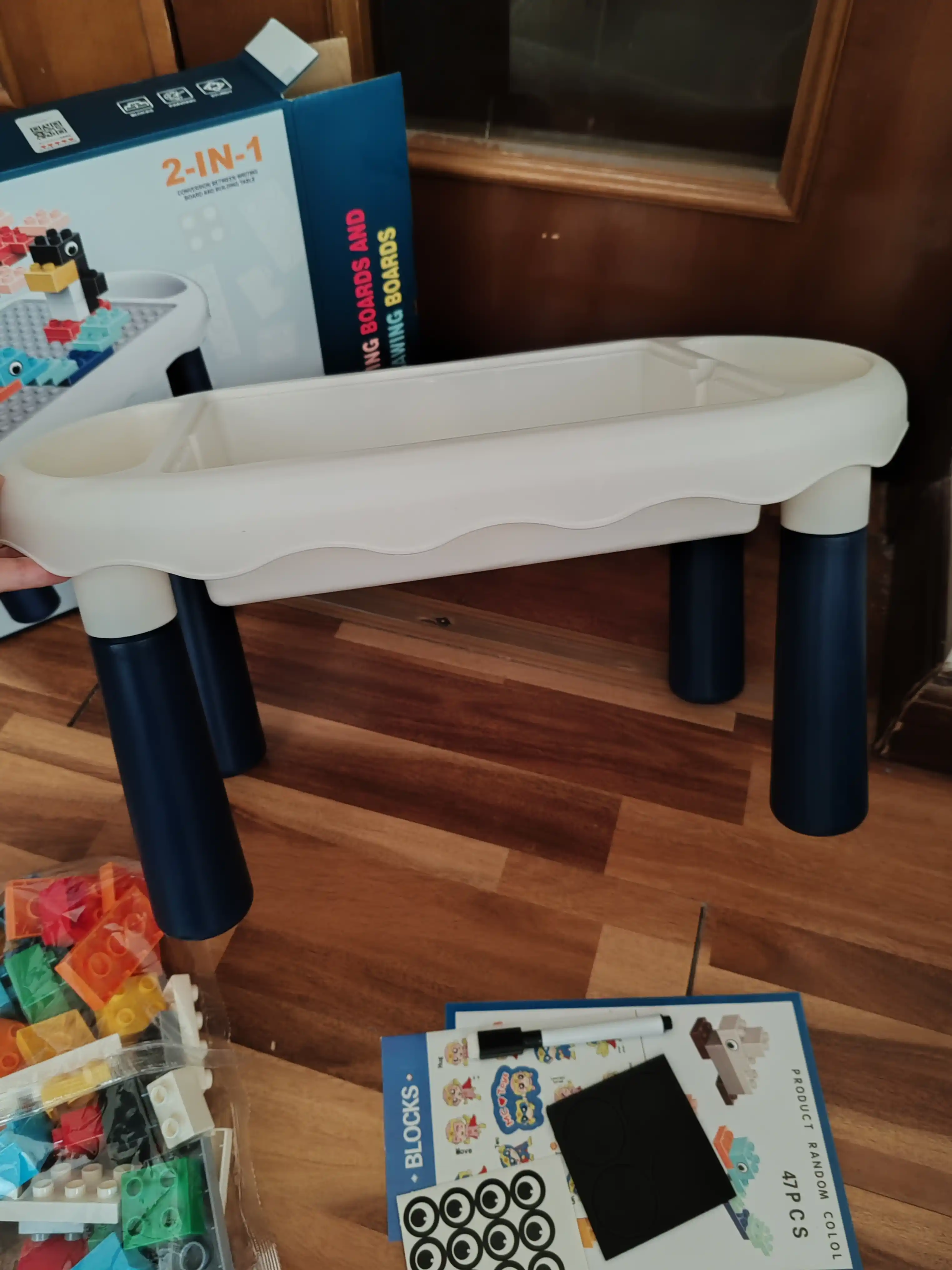 Bolalar stoli va stul, to‘plamda lego kubiklari bilan