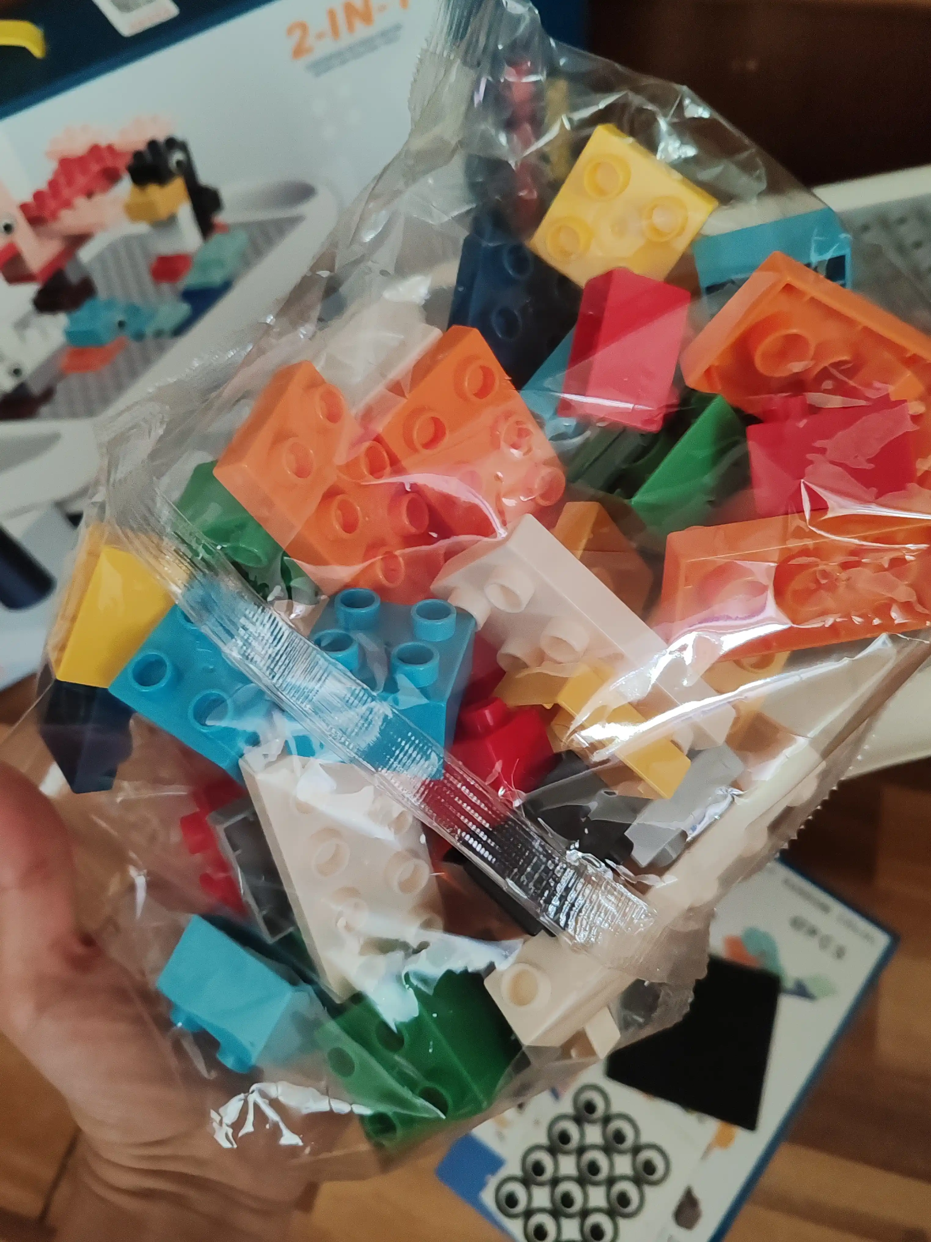Bolalar stoli va stul, to‘plamda lego kubiklari bilan