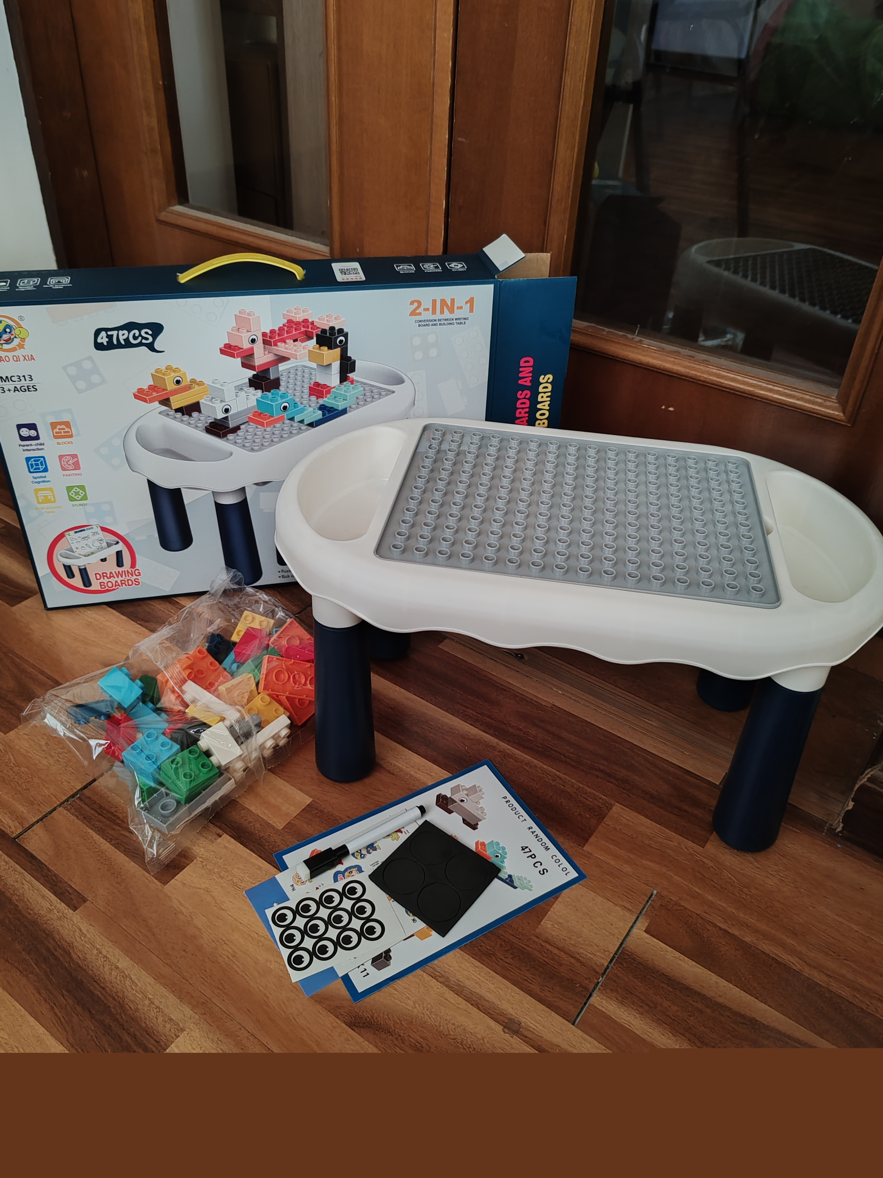 Bolalar stoli va stul, to‘plamda lego kubiklari bilan