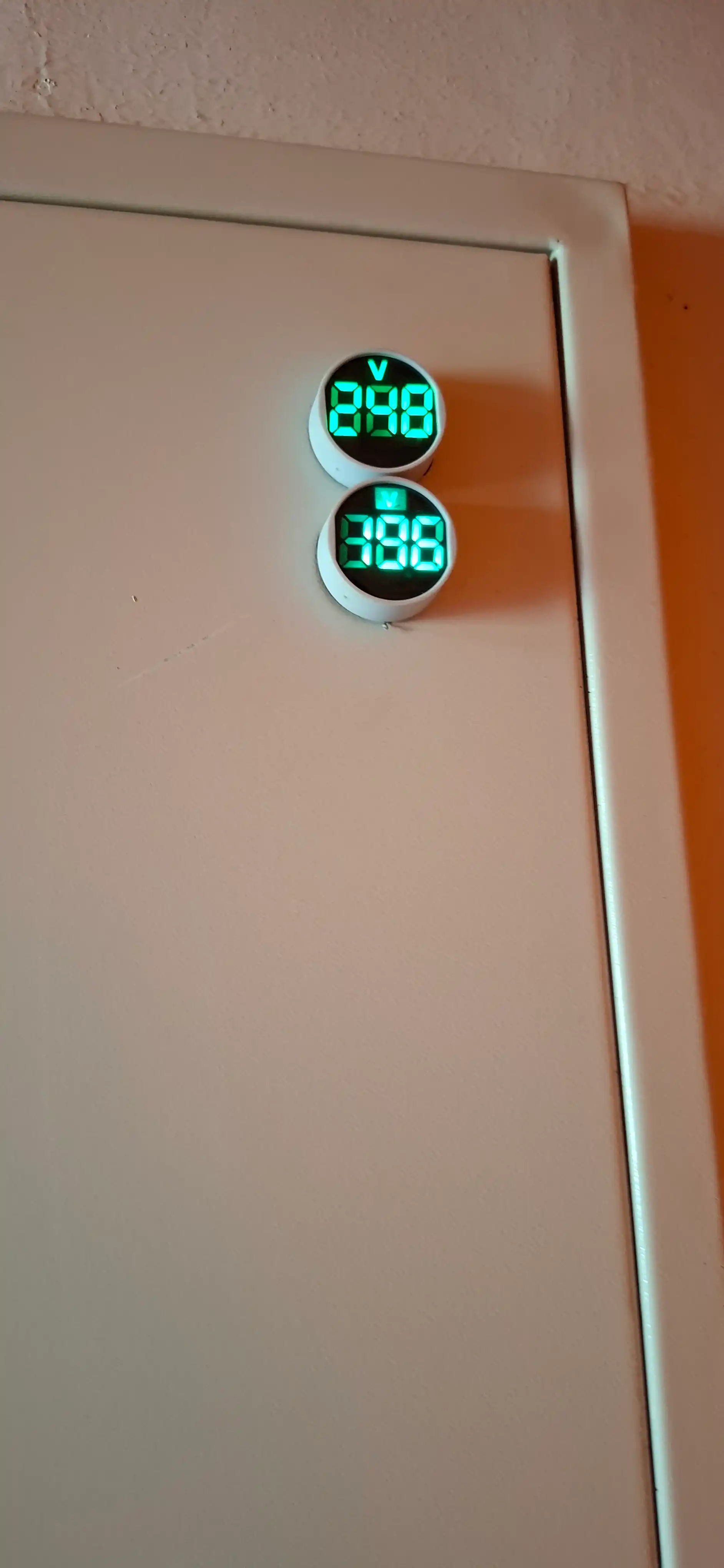 Raqamli voltmetr AC 50 - 500V, o‘rnatiladigan, yashil displey, IP65