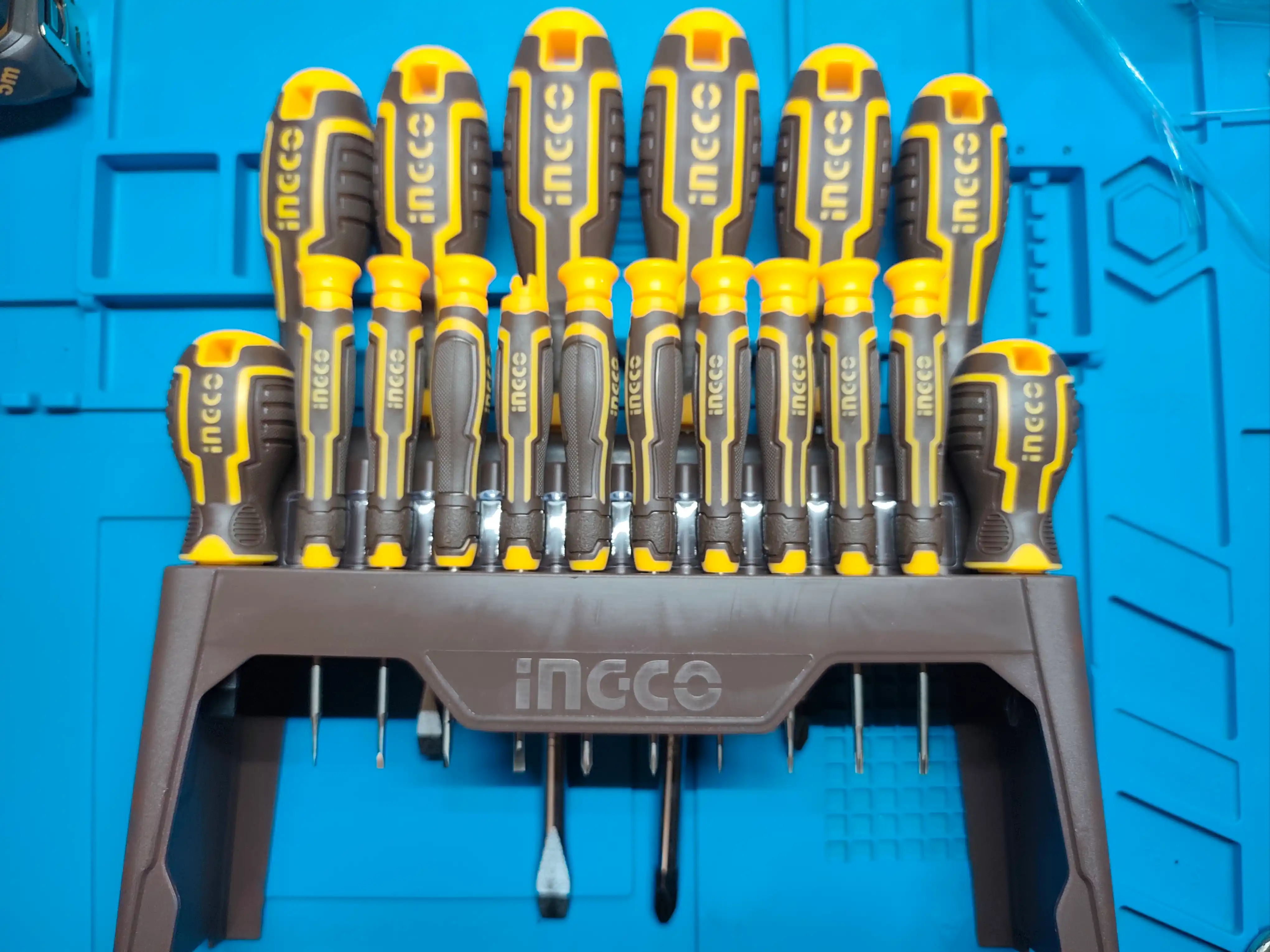 Набор профессиональных отверток INGCO HKSD1828, 18 предметов