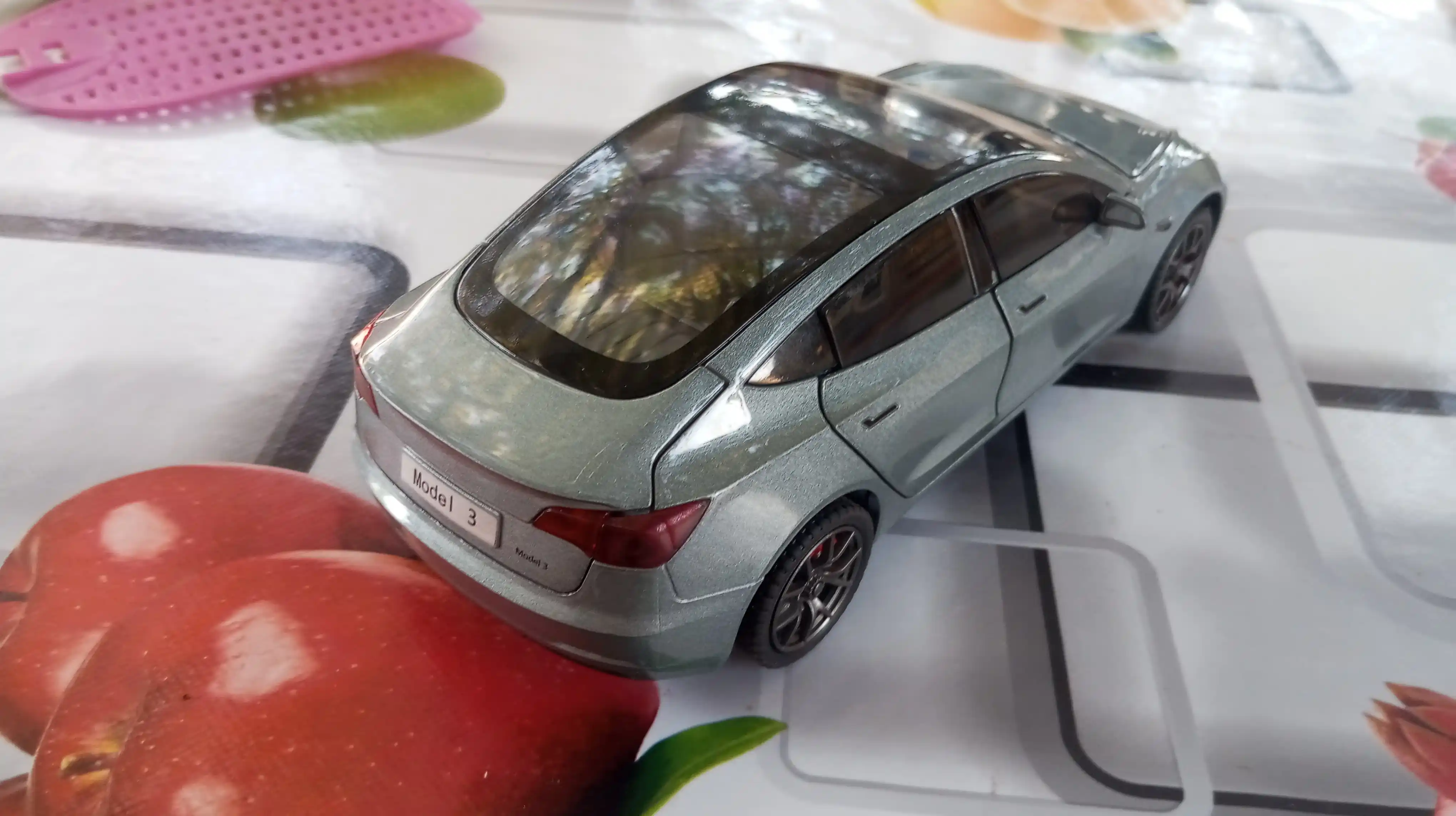 Temir mashina – bolalar uchun o‘yinchoq, kolleksion model metall avtomobil 1:24