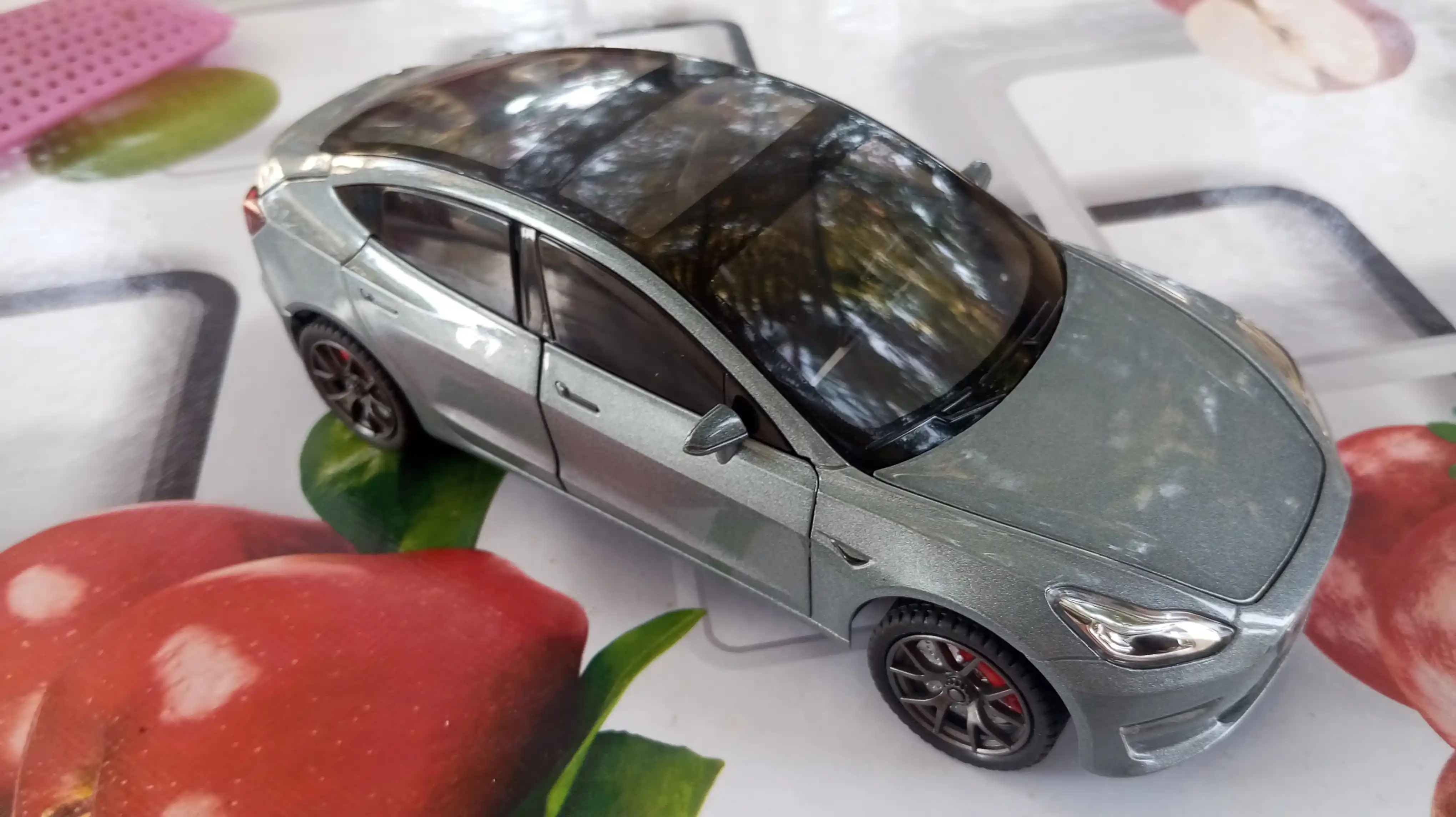 Temir mashina – bolalar uchun o‘yinchoq, kolleksion model metall avtomobil 1:24