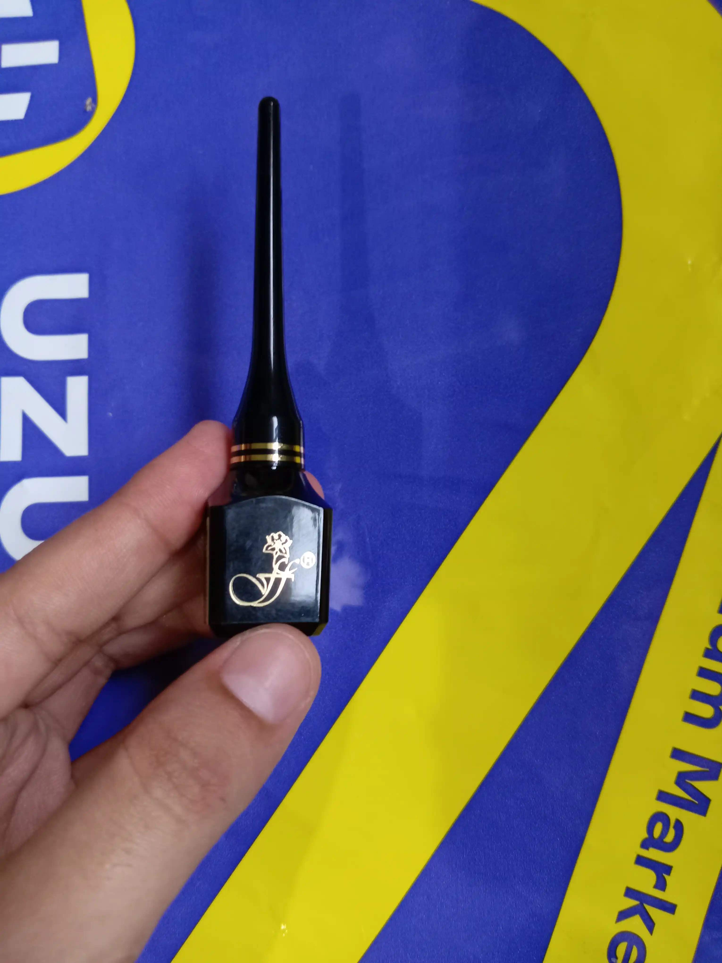 Подводка для глаз Professional Eyeliner 5,5 мл, черная