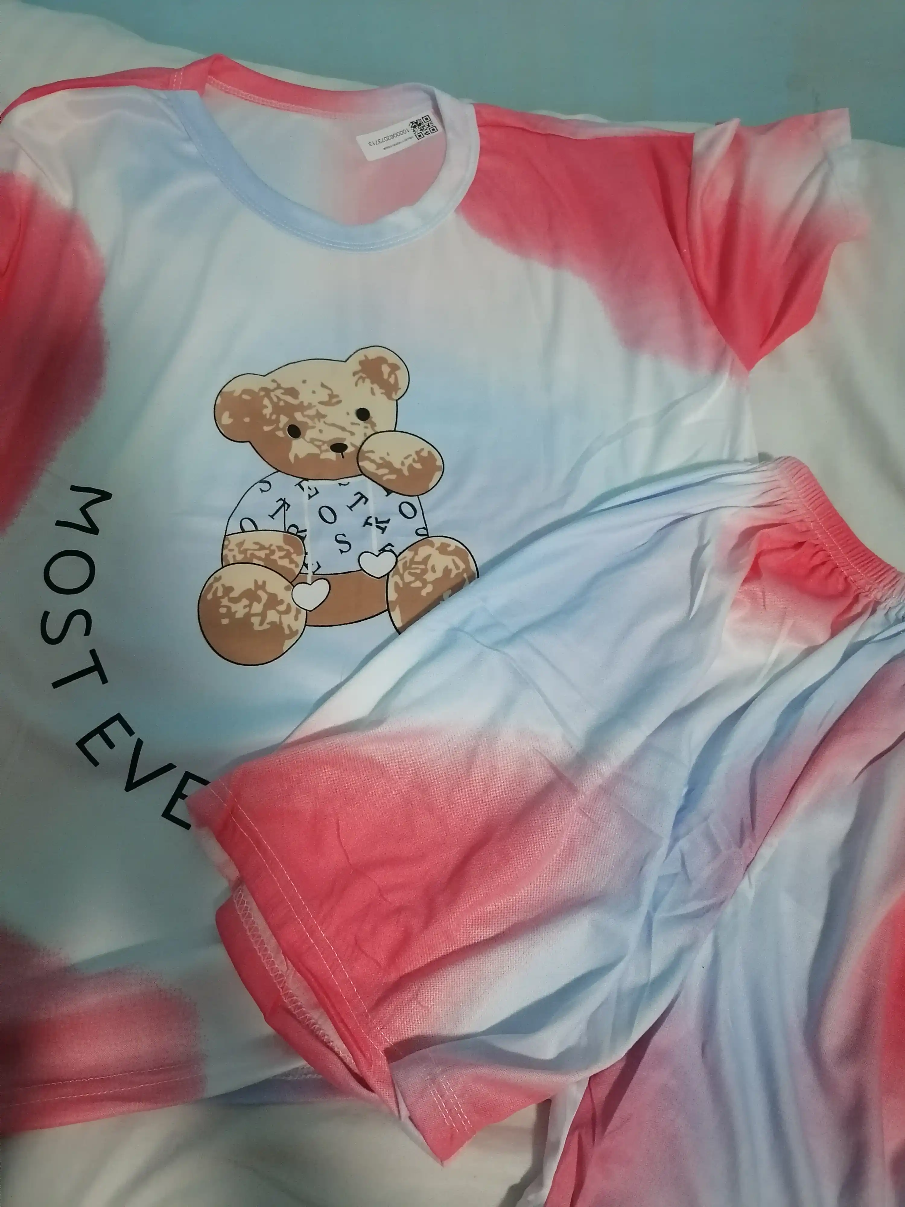 Ayollar uchun pijama 3 qismli: futbolka, shim, shortik. Yumshoq va qulay uy va uyqu uchun