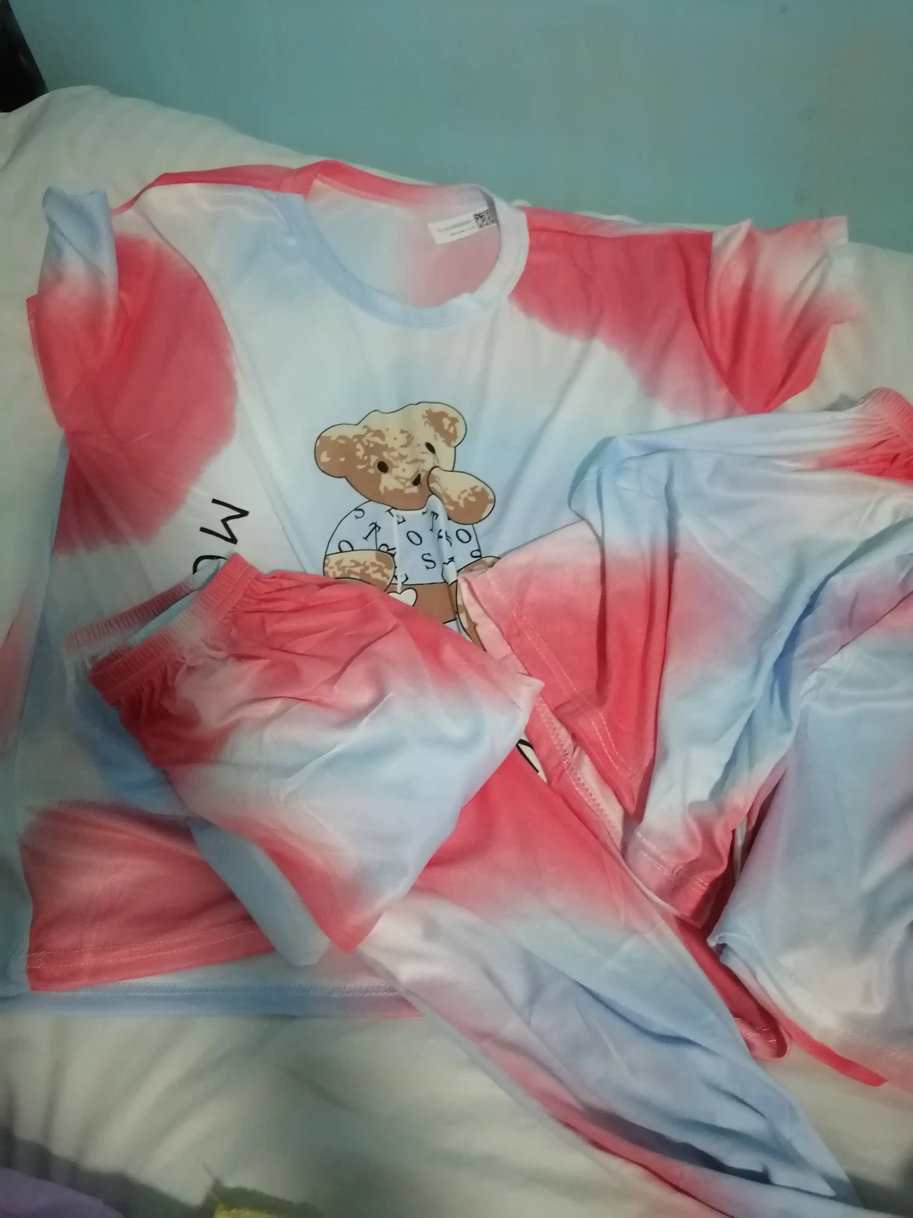 Ayollar uchun pijama 3 qismli: futbolka, shim, shortik. Yumshoq va qulay uy va uyqu uchun