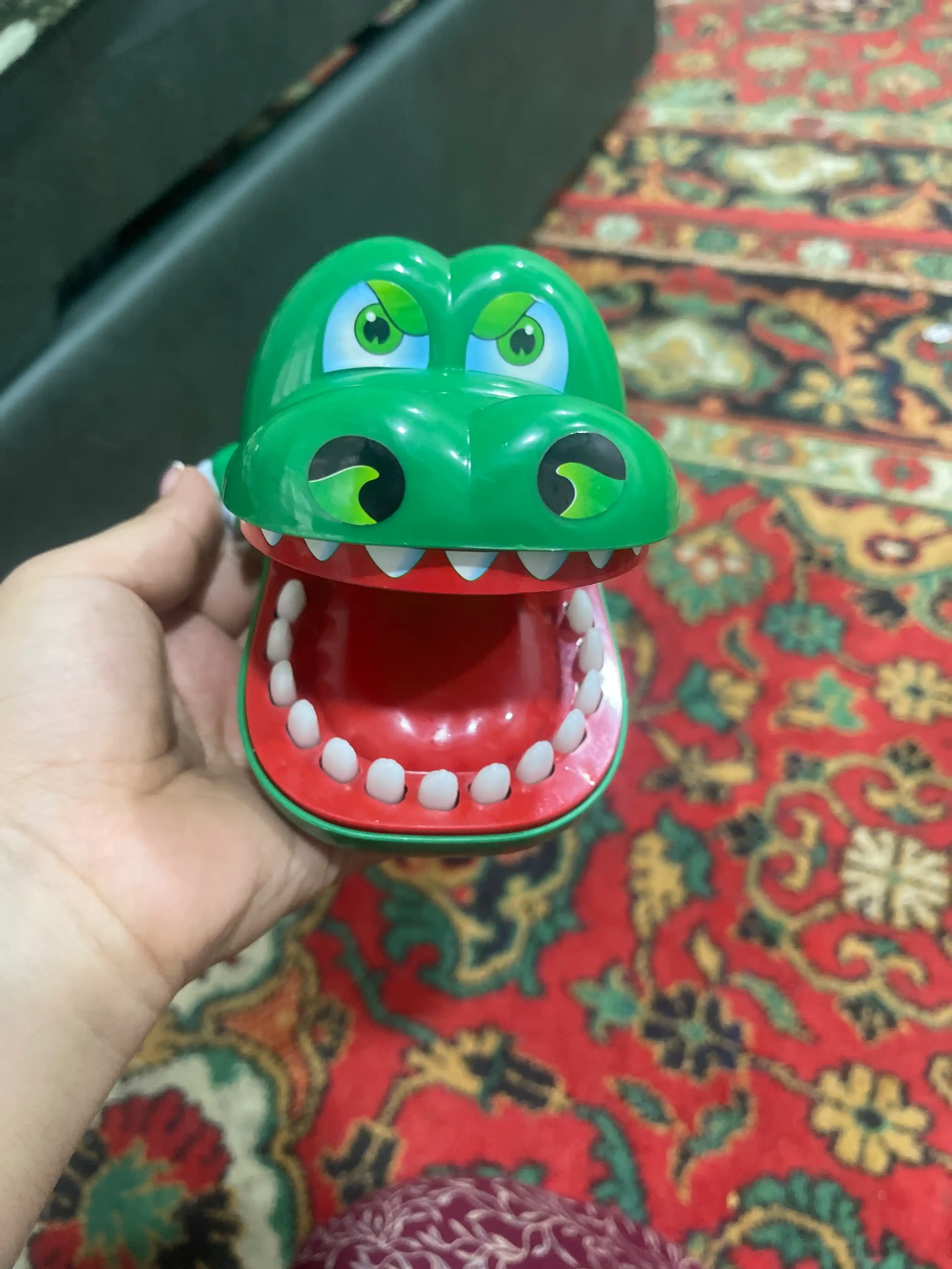 Bolalar uchun stol o'yini, tishlari bo'lgan timsoh tish shifokori