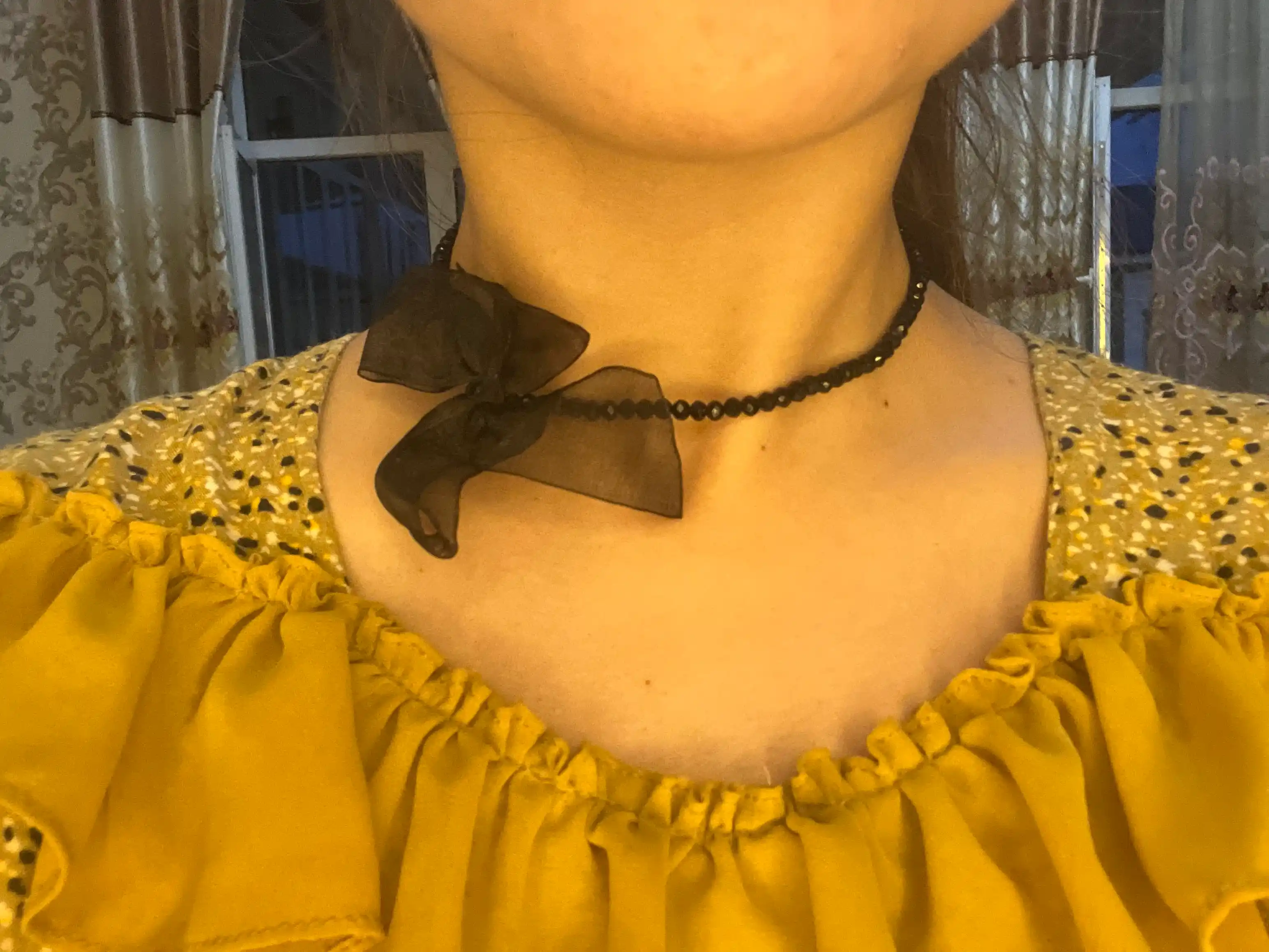 Choker ayollar uchun lenta va marvariddan va kamon bilan qora toshlardan, bo'yin bezagi