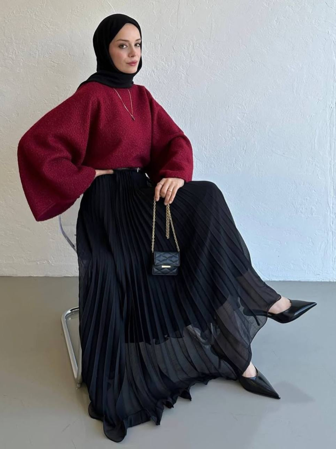 Ofisda külotsiz qiz video Jinsiy godak yigiti bilan oq divanda ajoyib jinsiy aloqa bilan shugullanadi