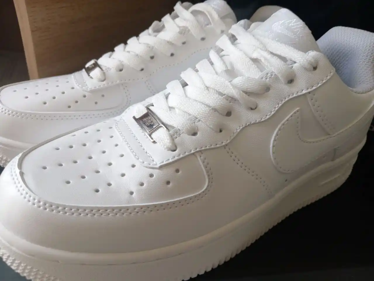 Nike Air Force 1 Classic – Oq rangli universal krossovkalar karobka hujjatlari bilan