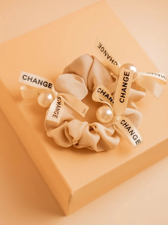 Soch uchun bezak rezinka – “Change” yozuvli, marjonli dizayn - 