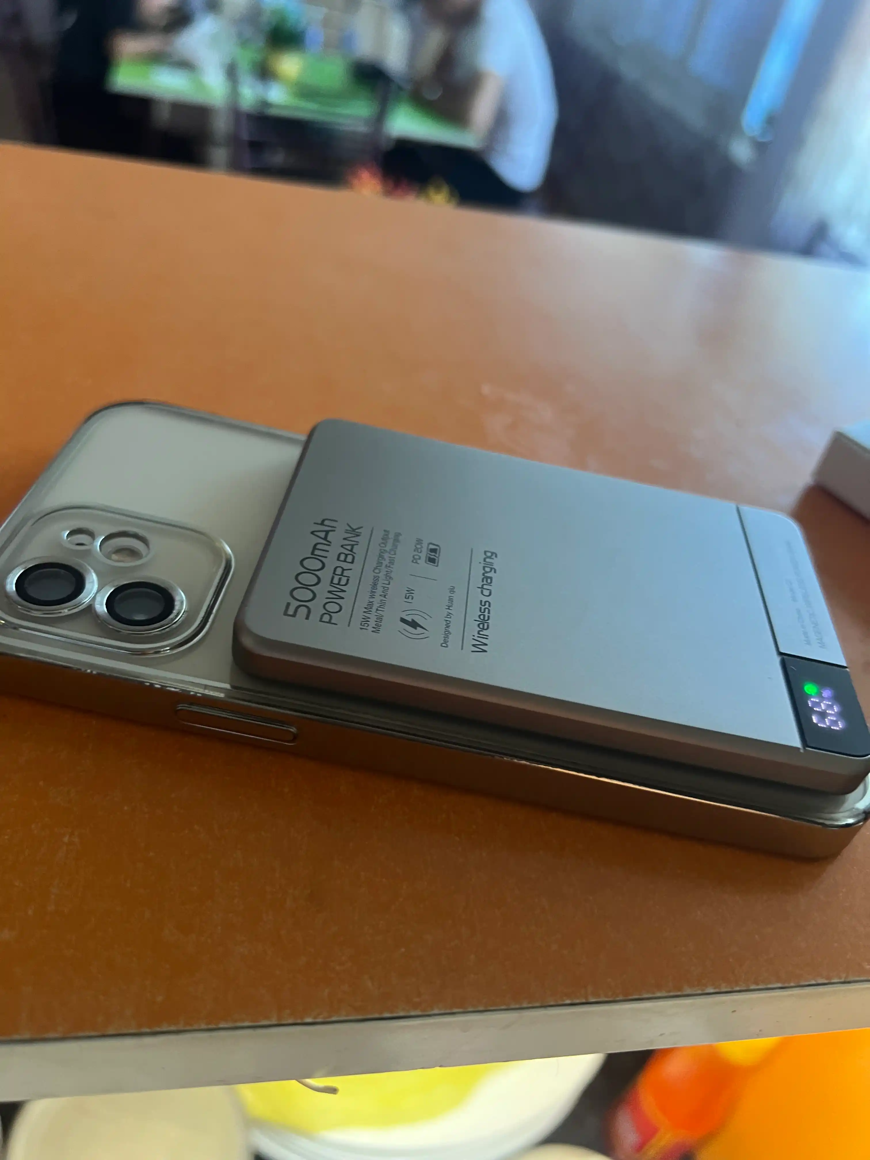 Simsiz tashqi akkumulyator MagSafe Power Bank, yupqa va zaryad ko'rsatkichi bilan