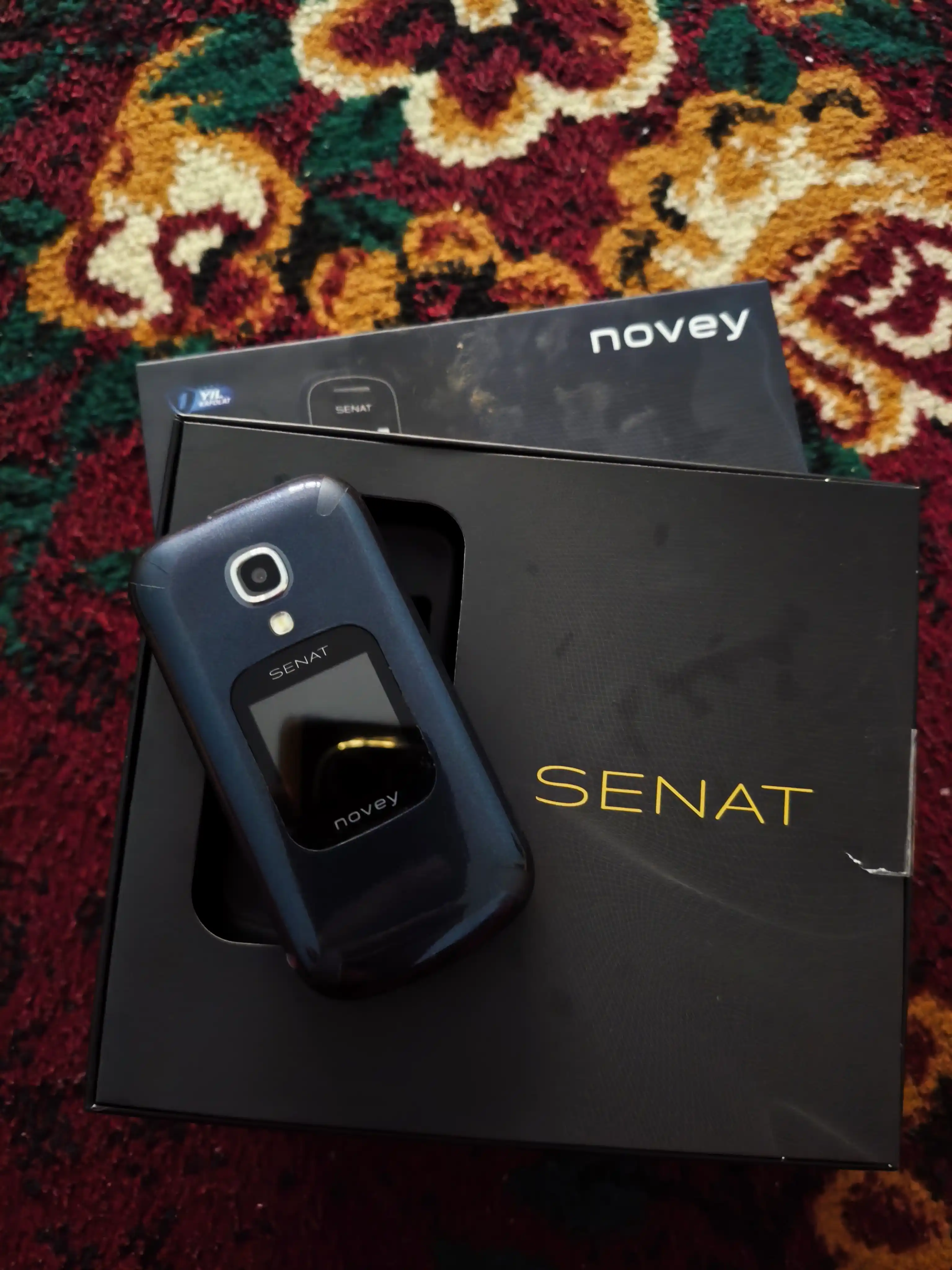 Novey Senat GSM mobil telefon-raskladushka, 2 SIM, kamera bor