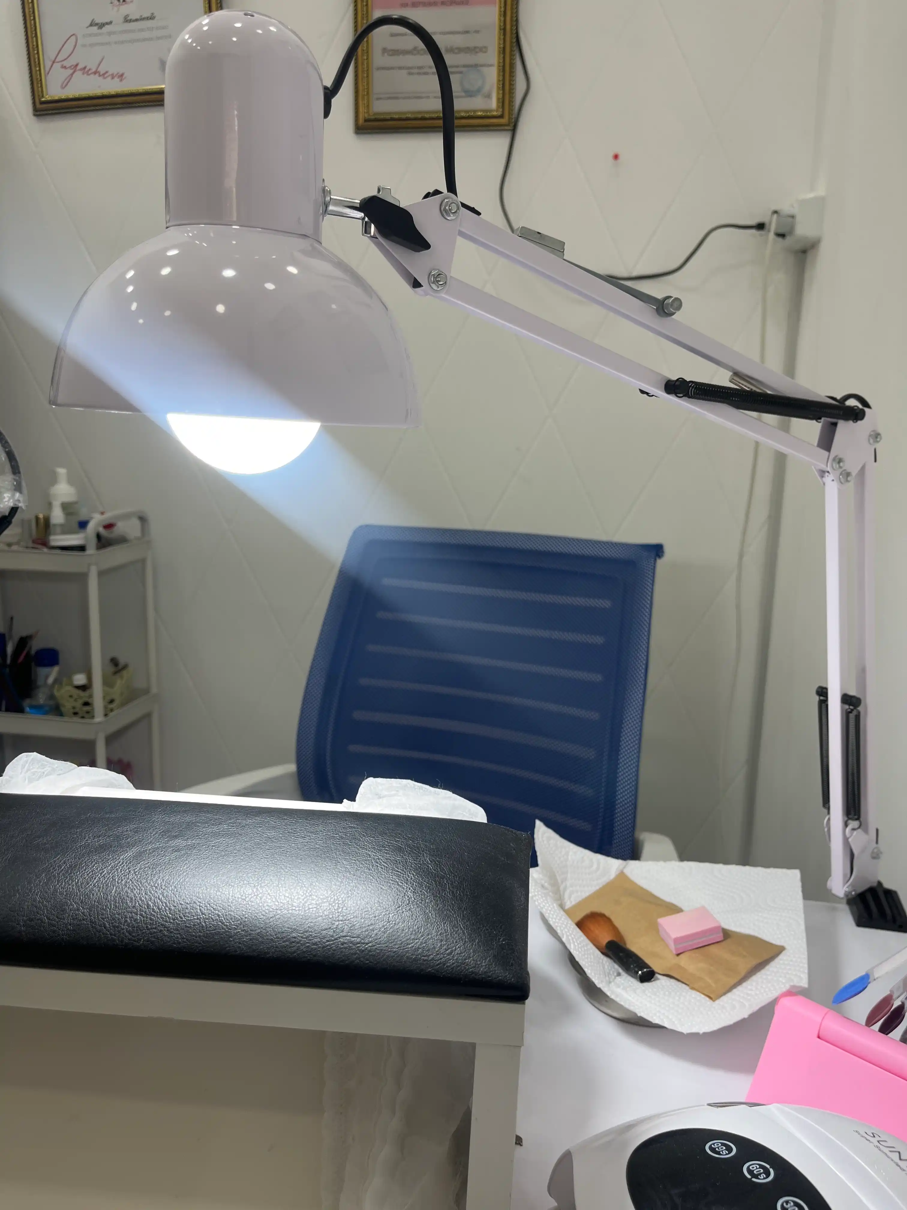 Stol chiroq , metal korpus o'quvchilar uchun svetilnik chiroq qora, oq rang