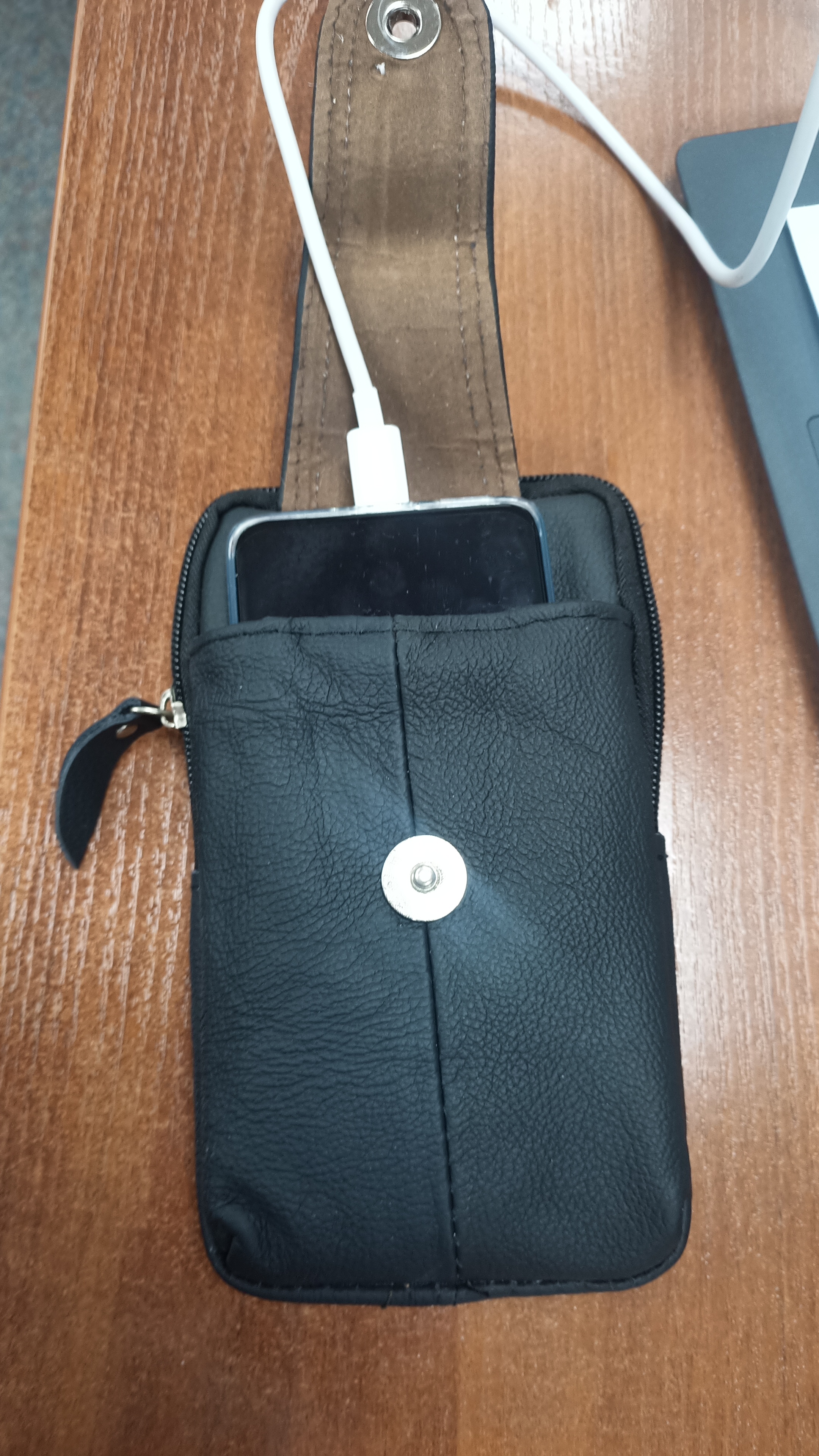 Erkaklar sumkasi, belbog‘li, kamarli, charm, telefon, hujjatlar uchun