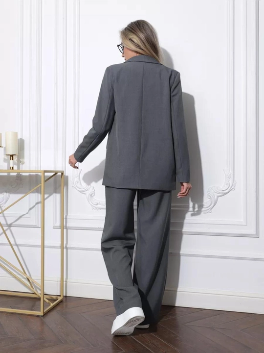 Ayollar klassik kostyumi shimi bilan