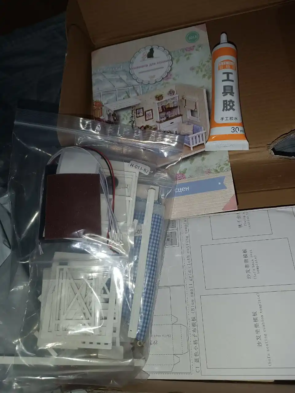Rumboks DIY "Mushukcha yotoqxonasi" yoritgich bilan, konstruktor, rus tilidagi ko'rsatma