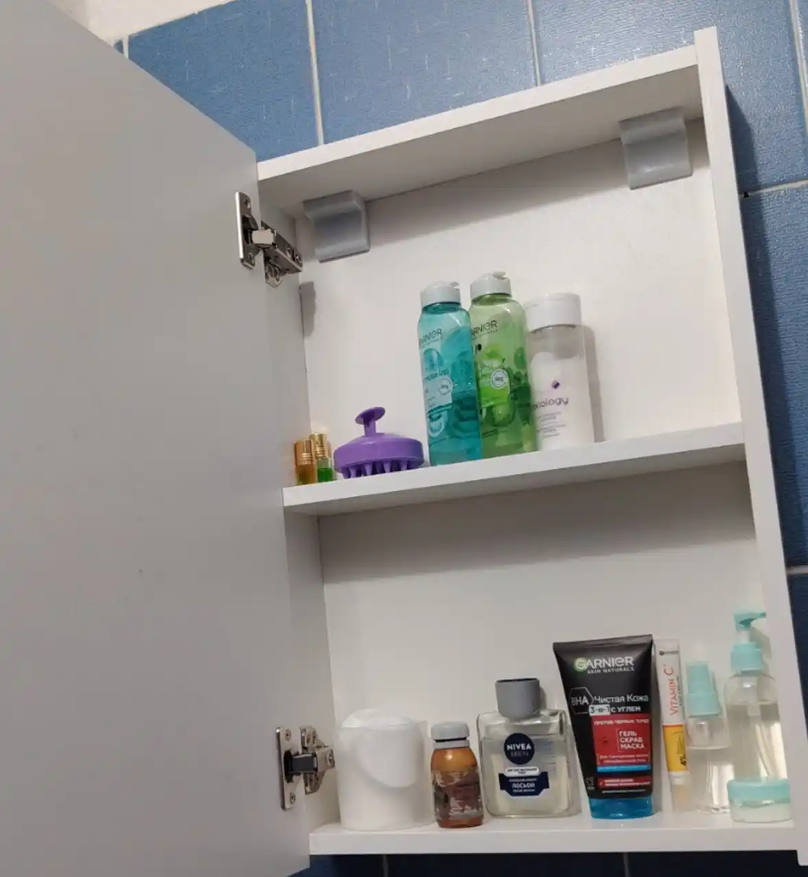 Vannaxona uchun tokcha, osma devor shkafi