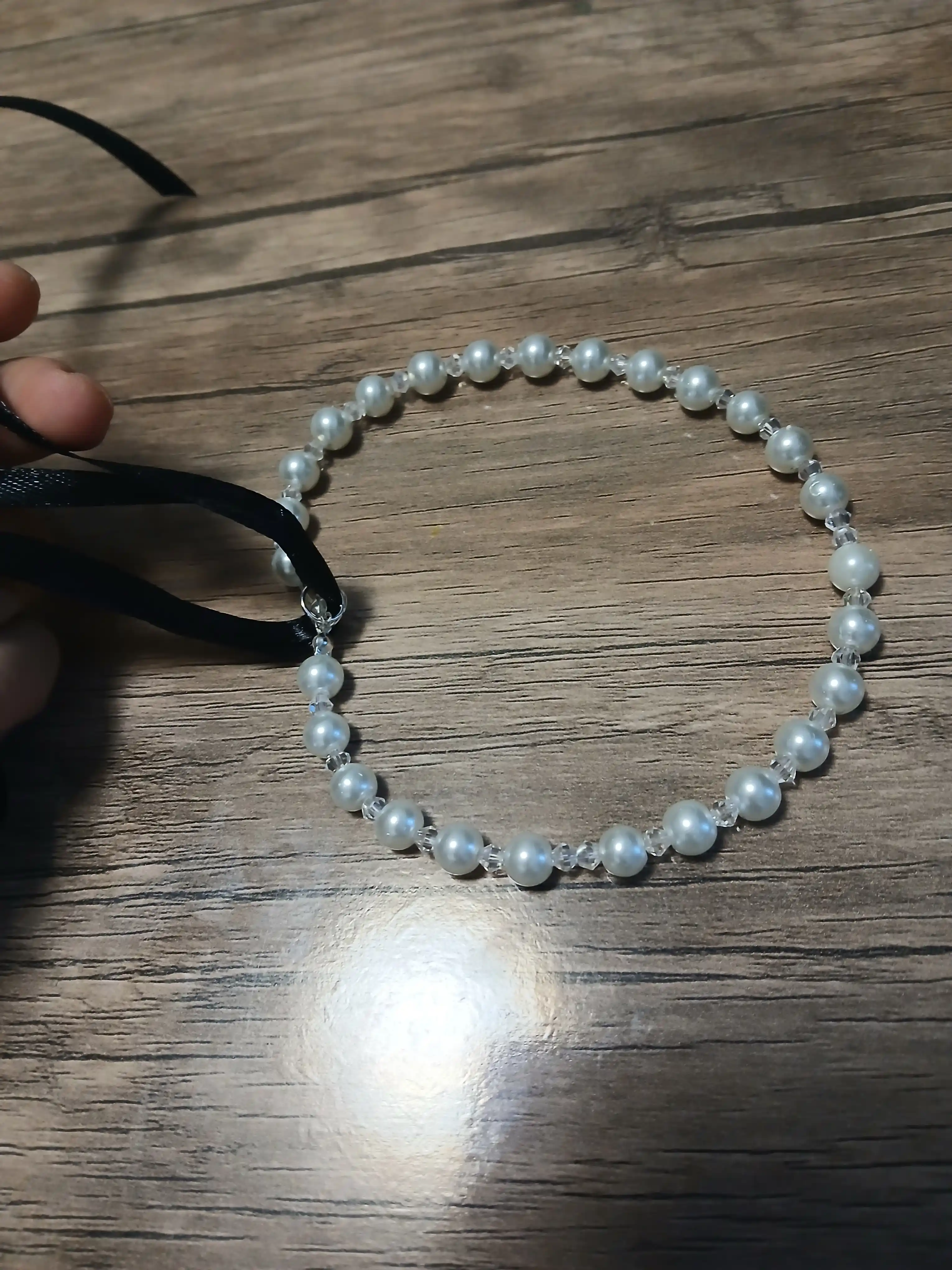 Choker ayollar uchun lenta va marvariddan va kamon bilan qora toshlardan, bo'yin bezagi