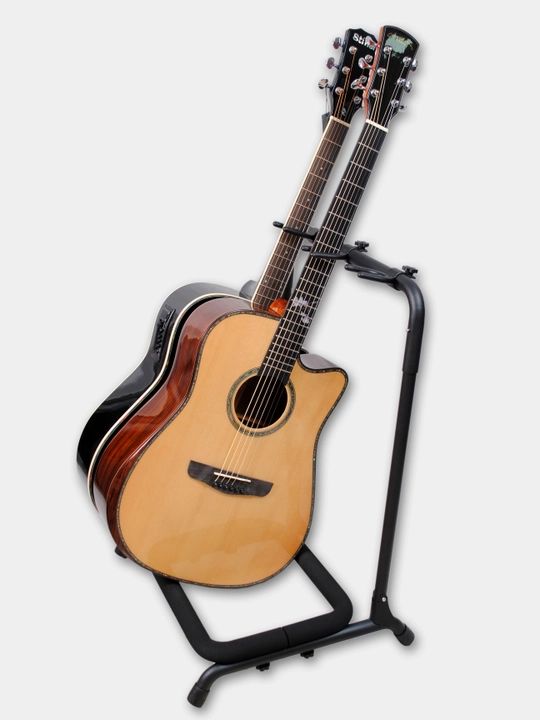 3 ta gitara uchun ustun, grif ushlagichi bilan polga o‘rnatilgan