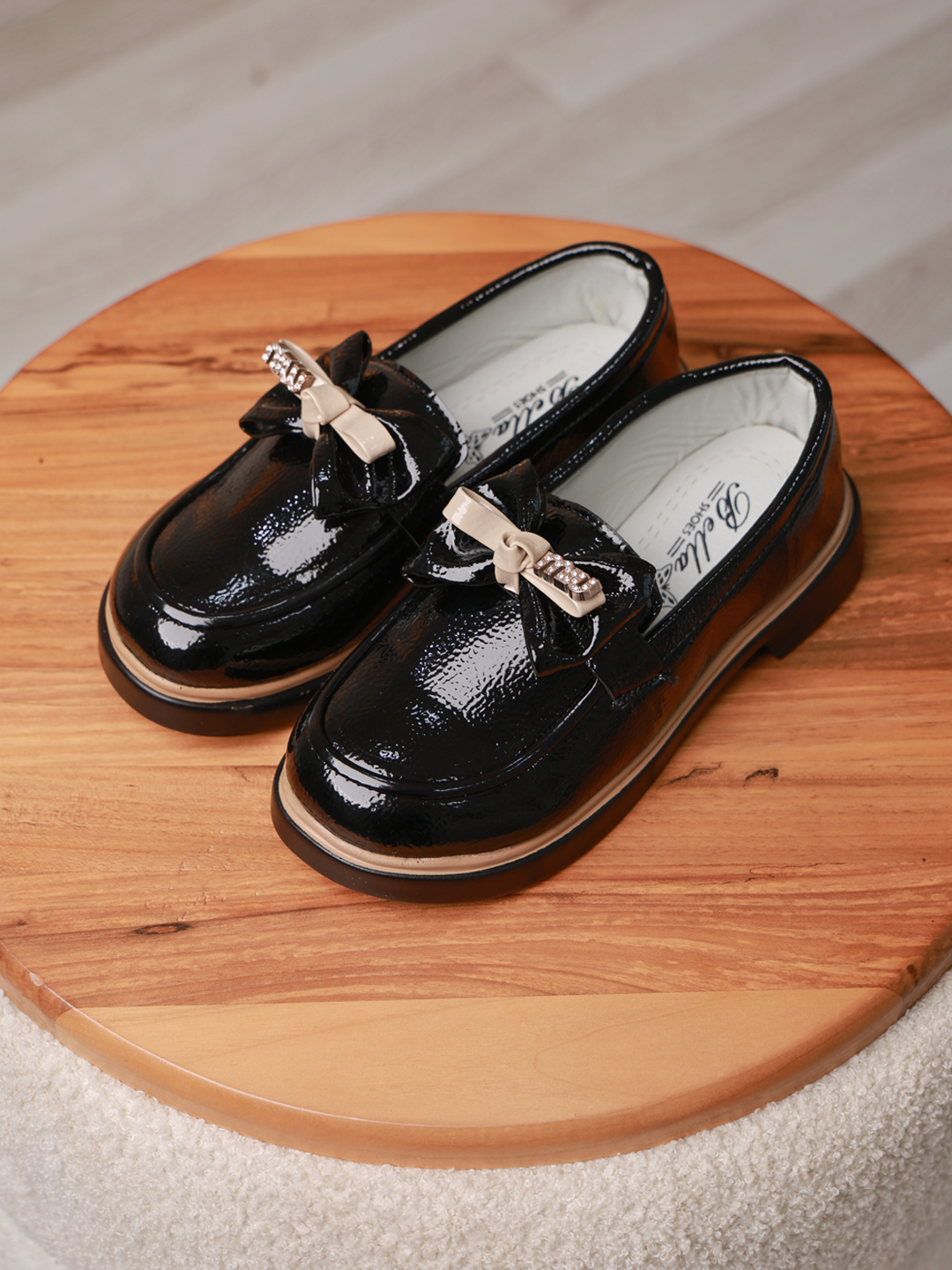 Yalangoch ayol ozining mushukini qirdiradi