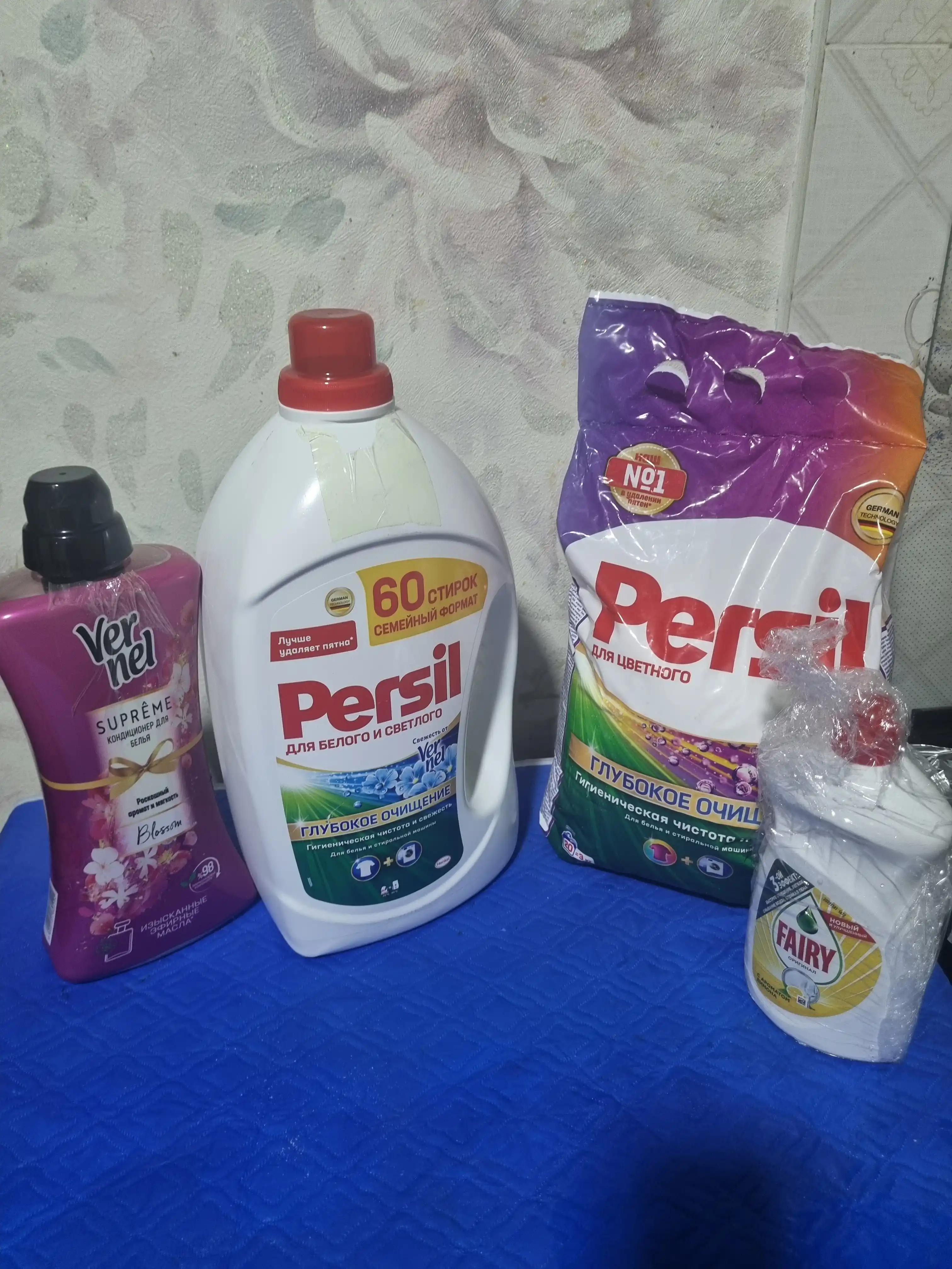 Vernel dan ishlab chiqarilgan oq va och rangli matolar uchun Persil Freshness kir yuvish geli, 3.9 l, 60 marta yuvish