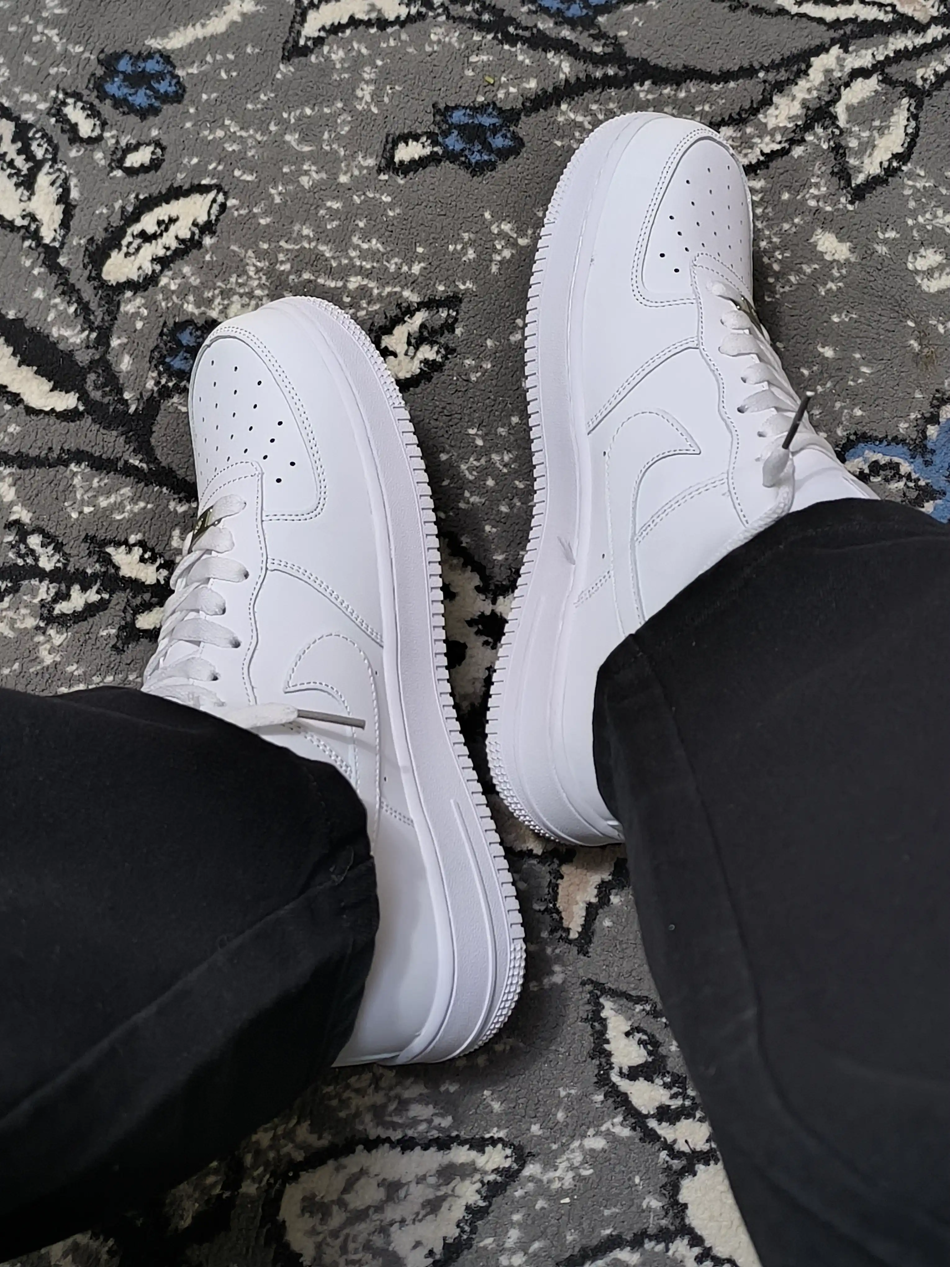 Erkaklar, ayollar va o‘smirlar uchun sport krossovkalar Nike Air Force 1, 40–44 o‘lchamda