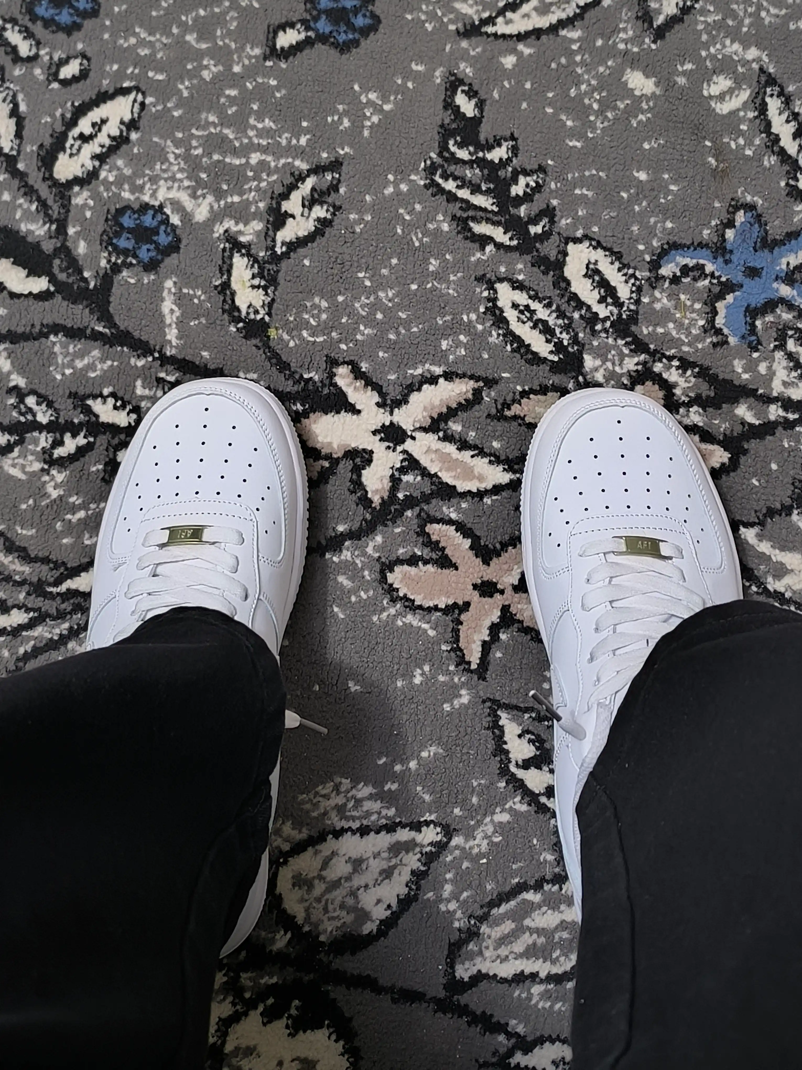 Erkaklar, ayollar va o‘smirlar uchun sport krossovkalar Nike Air Force 1, 40–44 o‘lchamda