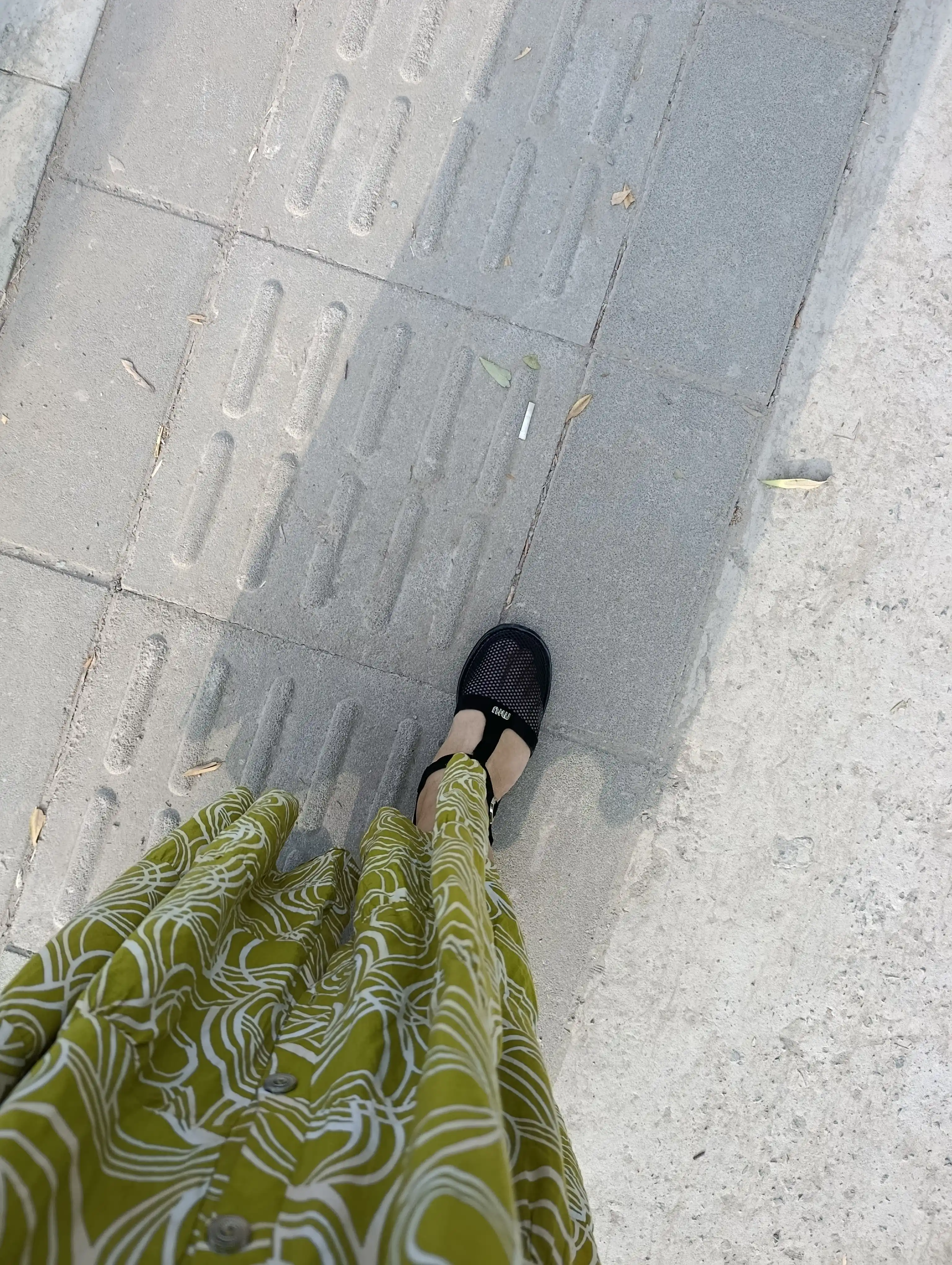 Ayollar yozgi to‘rli sandallari, yassi tagcharmli, yengil