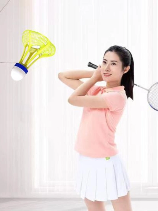 Badminton o‘rganish uchun to‘plam — yopishtiriladigan trenajor, to‘plar va raketka bilan