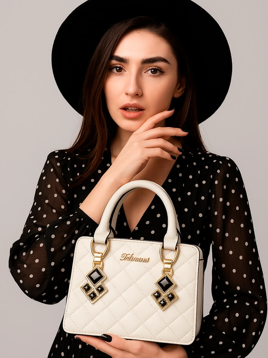 Ayollar sumkasi-klatchi dekorativ aksessuar bilan