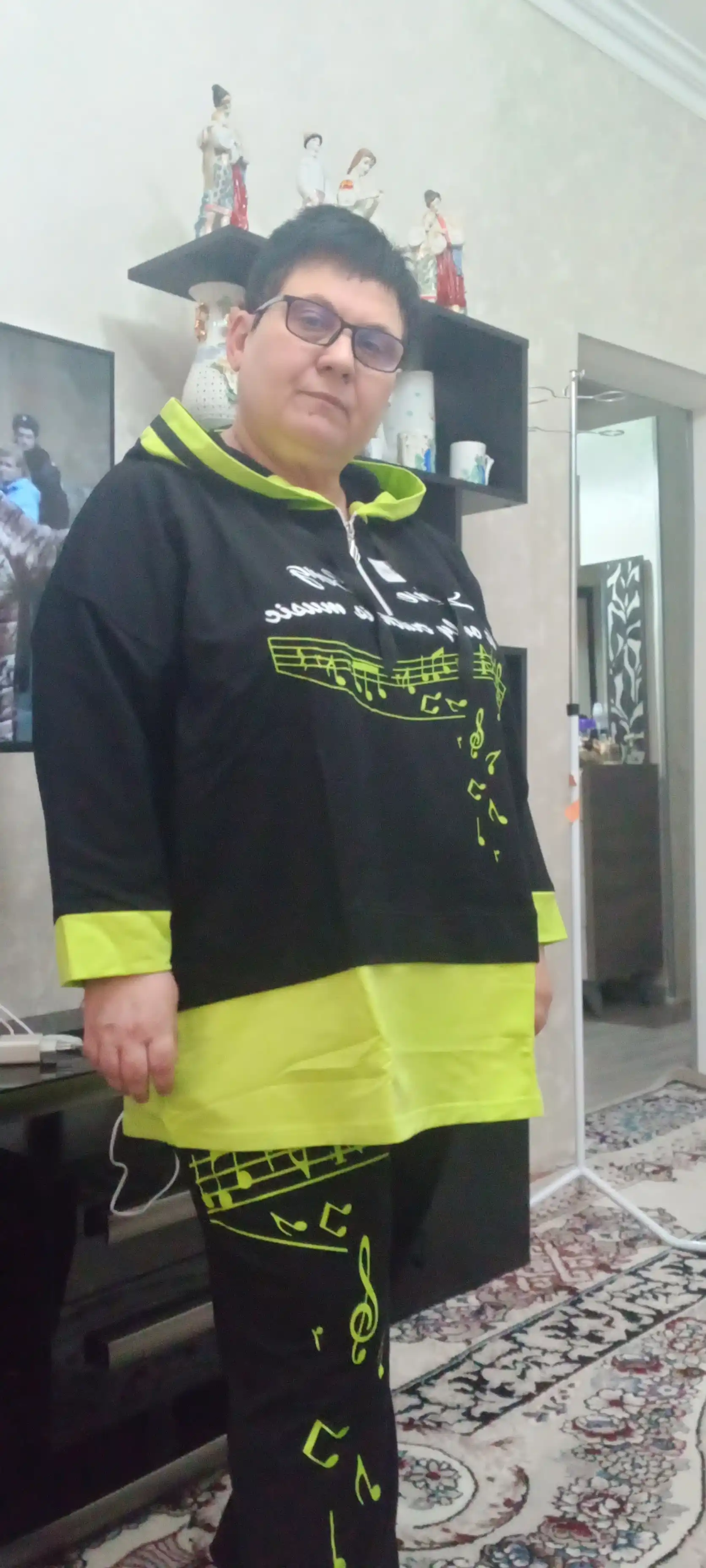 Ayollar uchun kapyushonli katta olchamdagi sport kostyumi