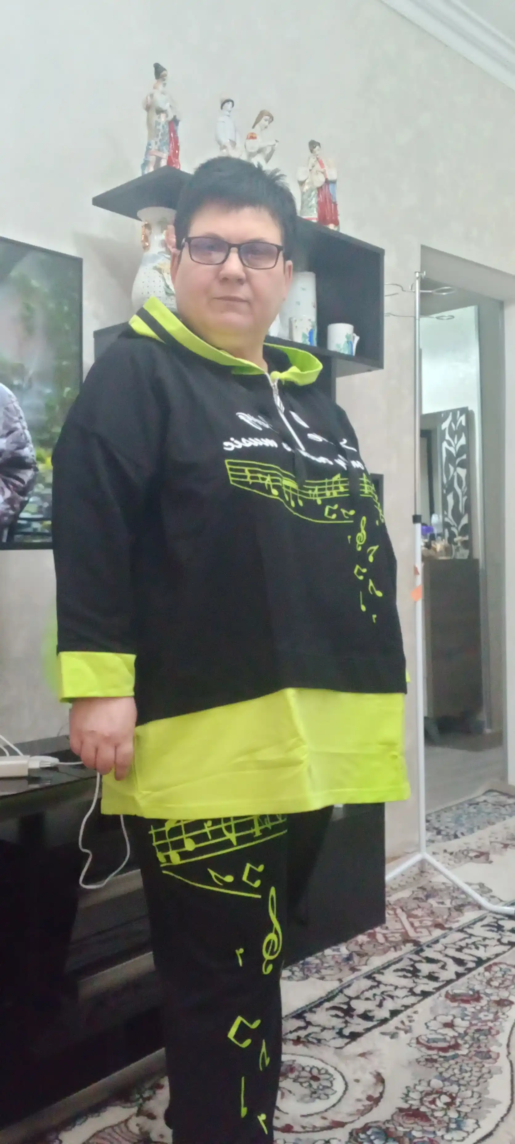Ayollar uchun kapyushonli katta olchamdagi sport kostyumi