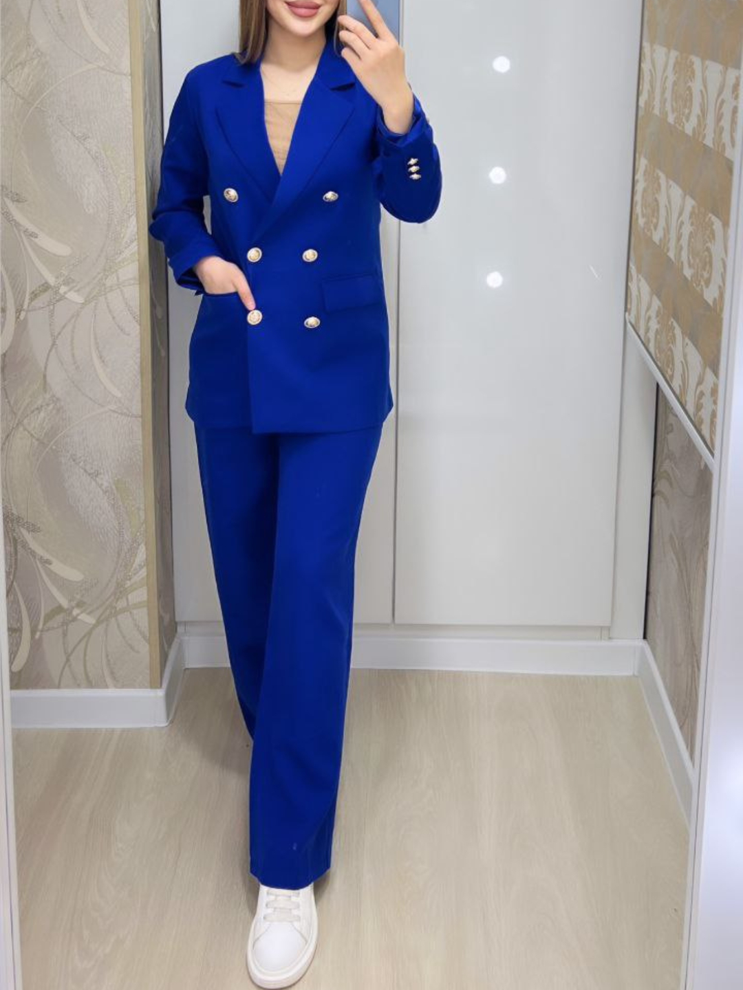 Erkakning iflos tukli eshagini yalagan surati