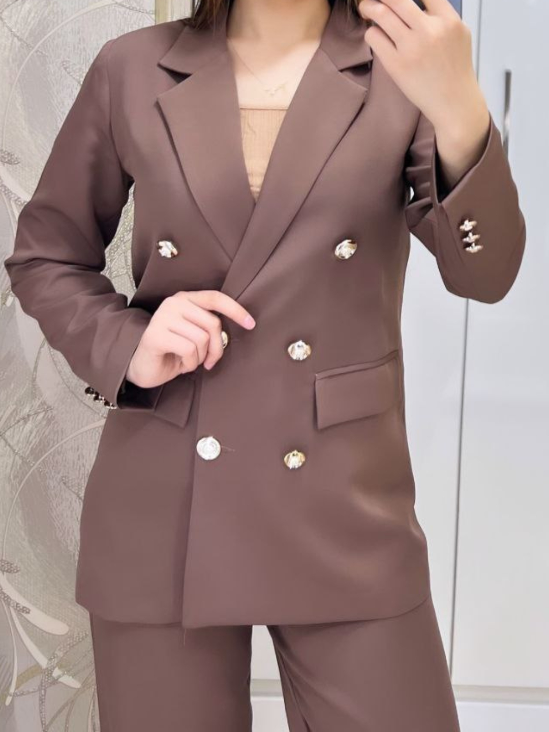 Kostyumlar va taytlardagi ayollar fotosuratlari