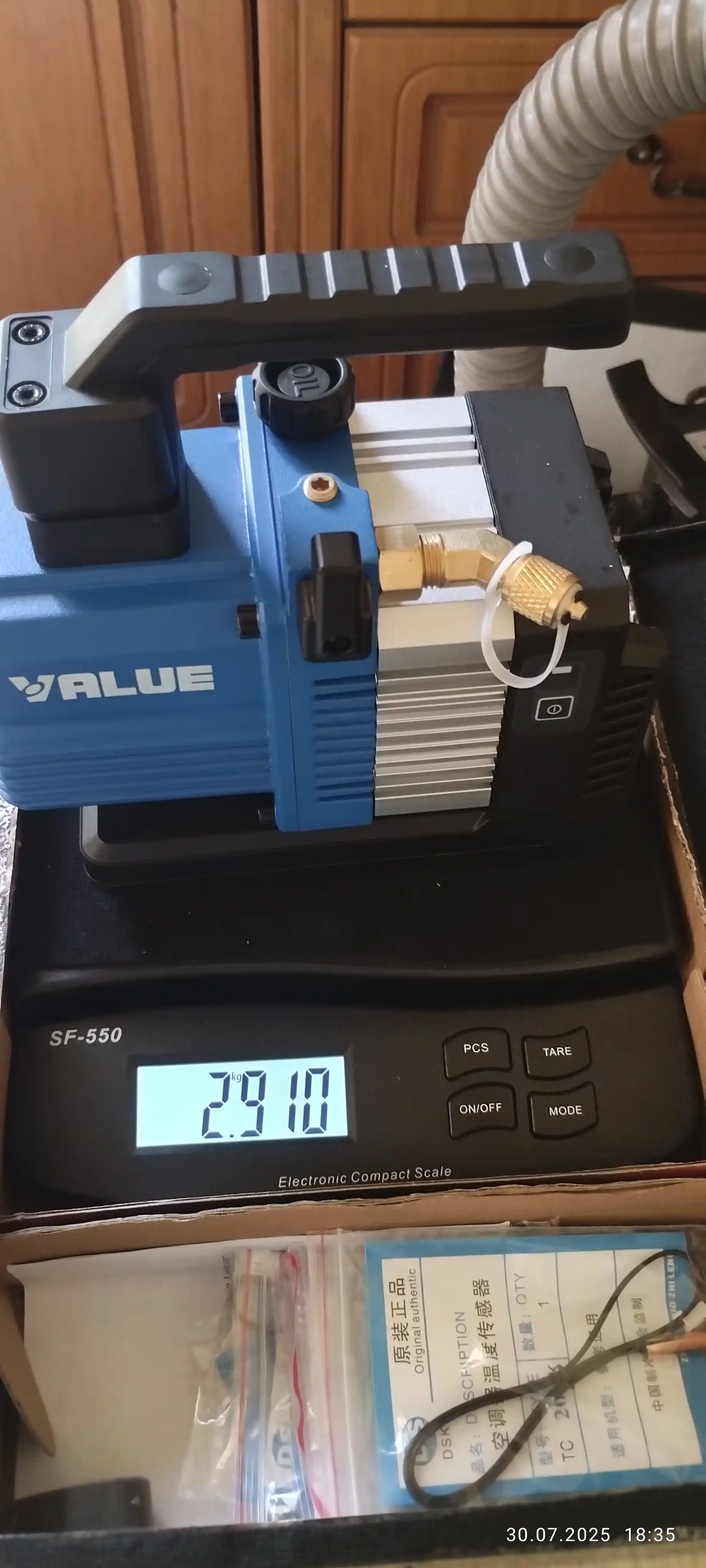 Вакуумный насос VALUE VRP-2S-LI, одноступенчатый, аккумуляторный