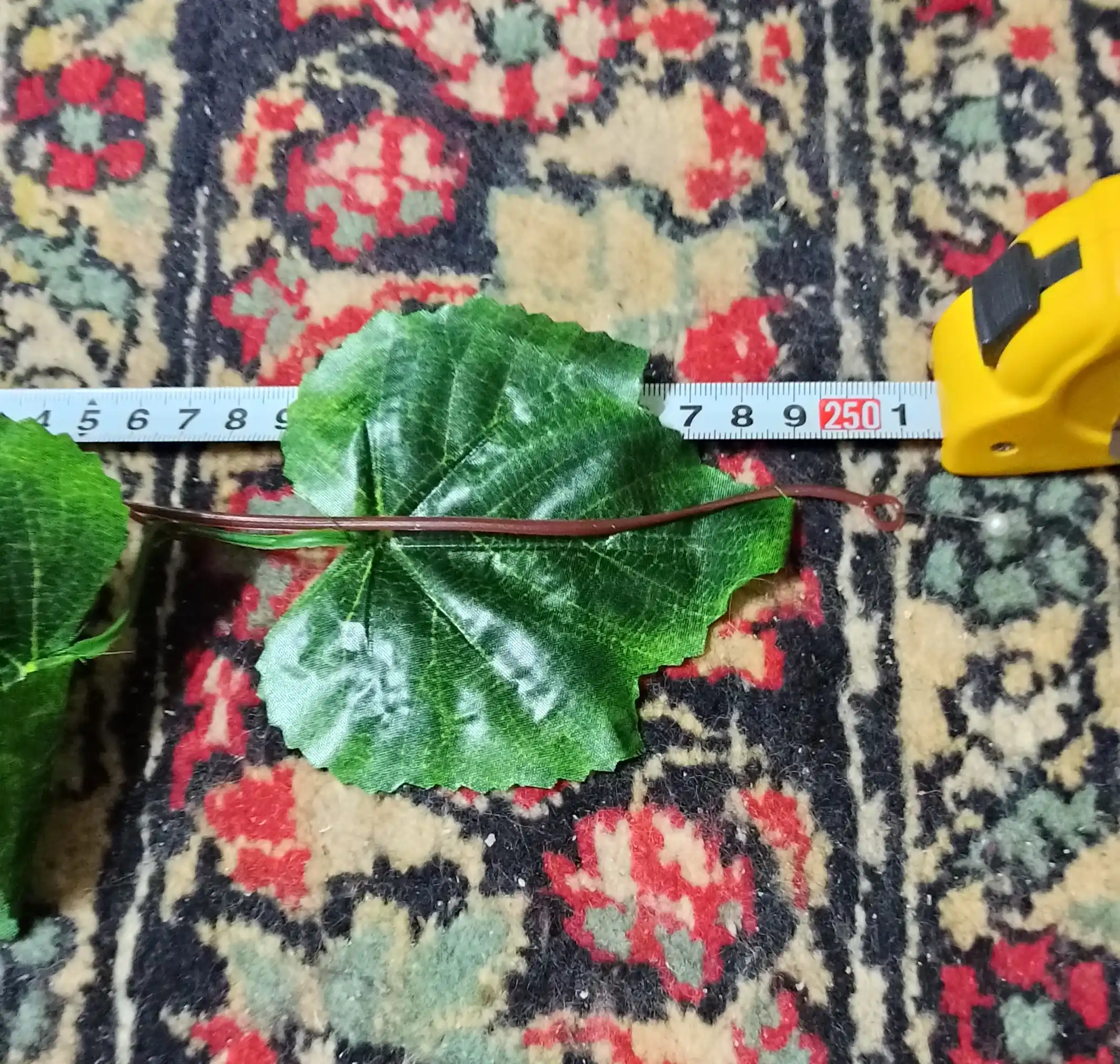 Uy va interyerni bezash uchun, 2,3–2,5 metr uzunlikdagi barglari bilan bezatilgan sun’iy