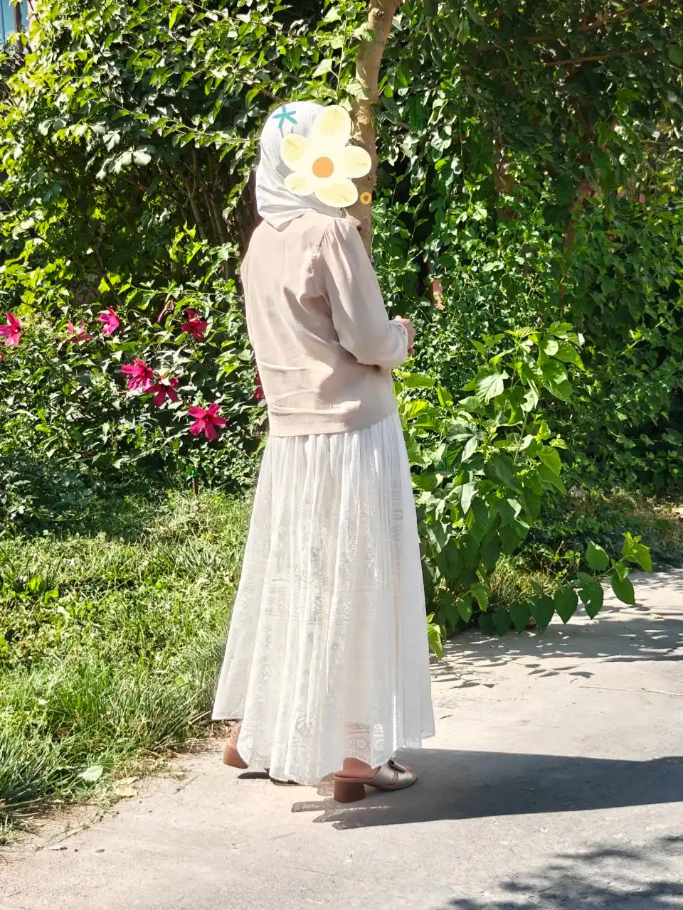 Fransuz gipyuridan tikilgan ikki tomonlama uzun ayollar yubkasi