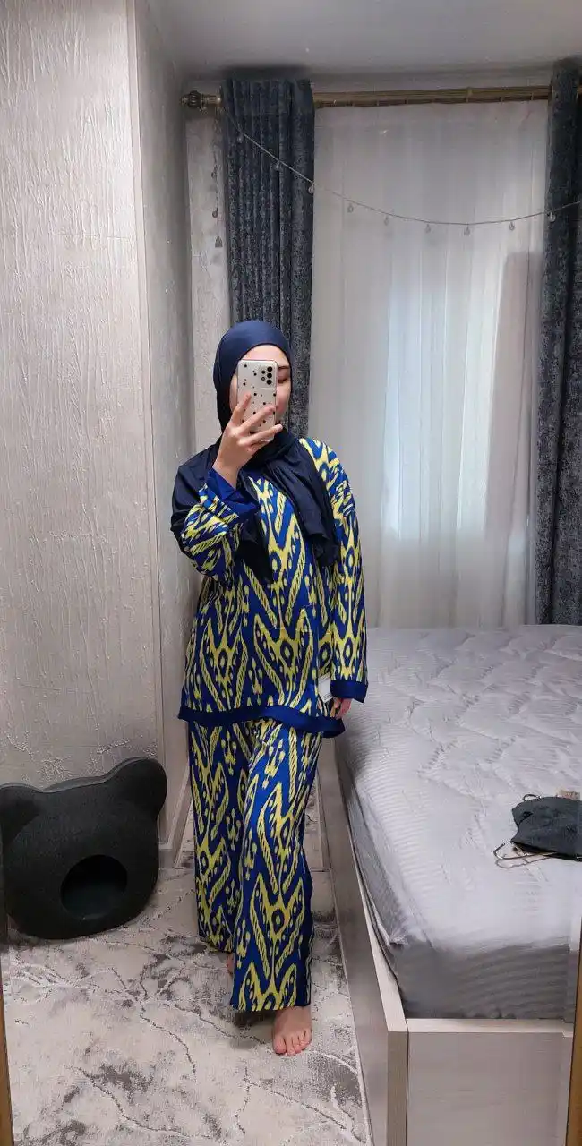 Ayollar yozgi ikki pog‘onali kostyumi, futbolka va keng shim, uy kostyumi, to‘plam