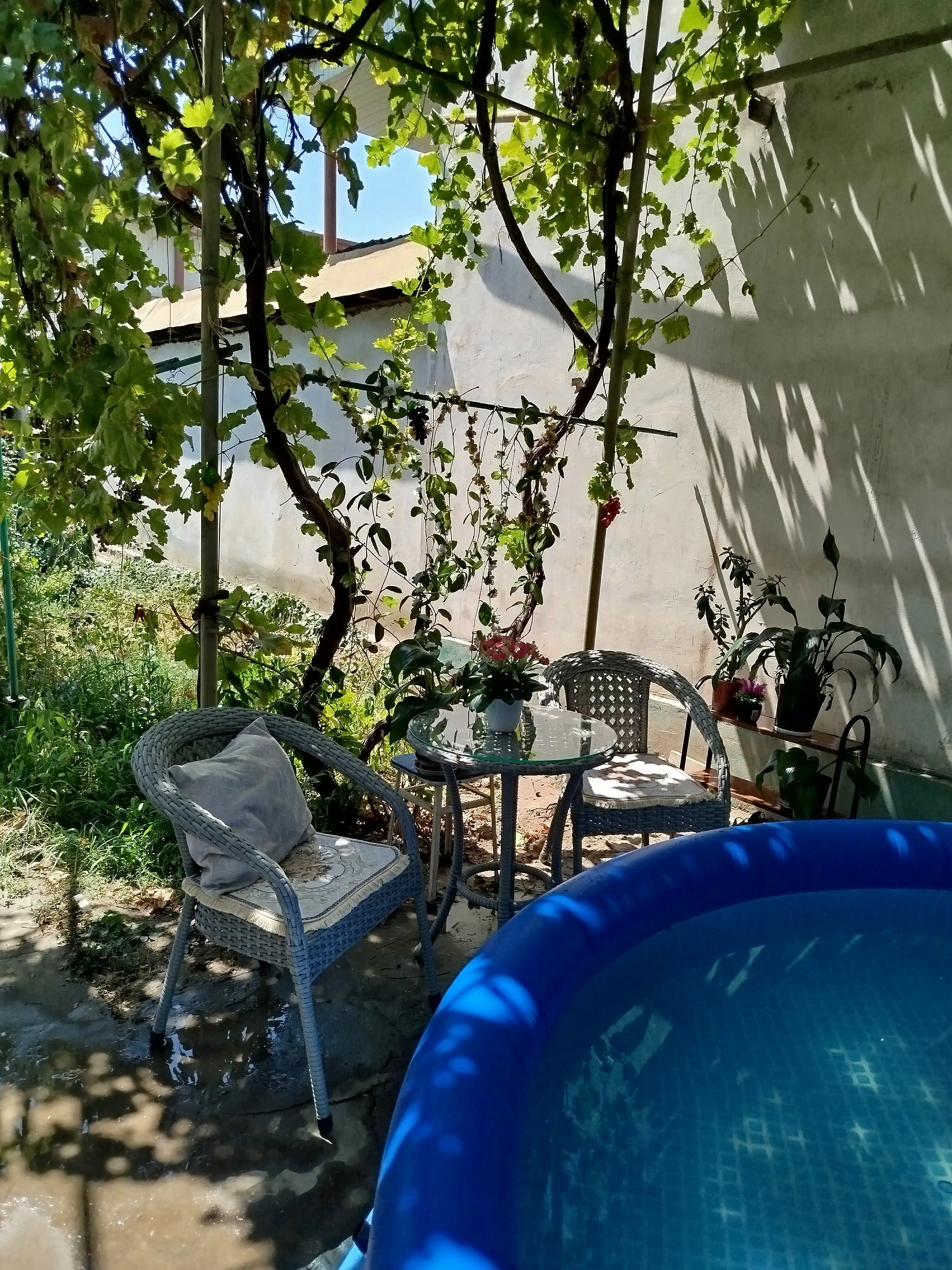 AIKO Deco bog‘ mebellari to‘plami, 1 ta stol va 2 ta kreslo, uy va ko‘cha uchun eko rotang