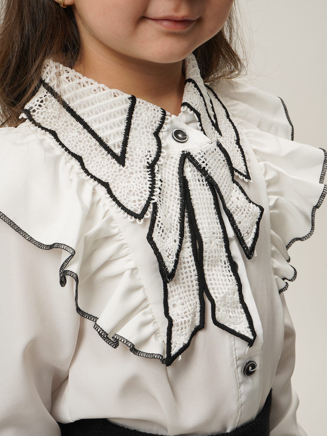 Chiroyli mushukchalar bilan it uslubidagi qizlar