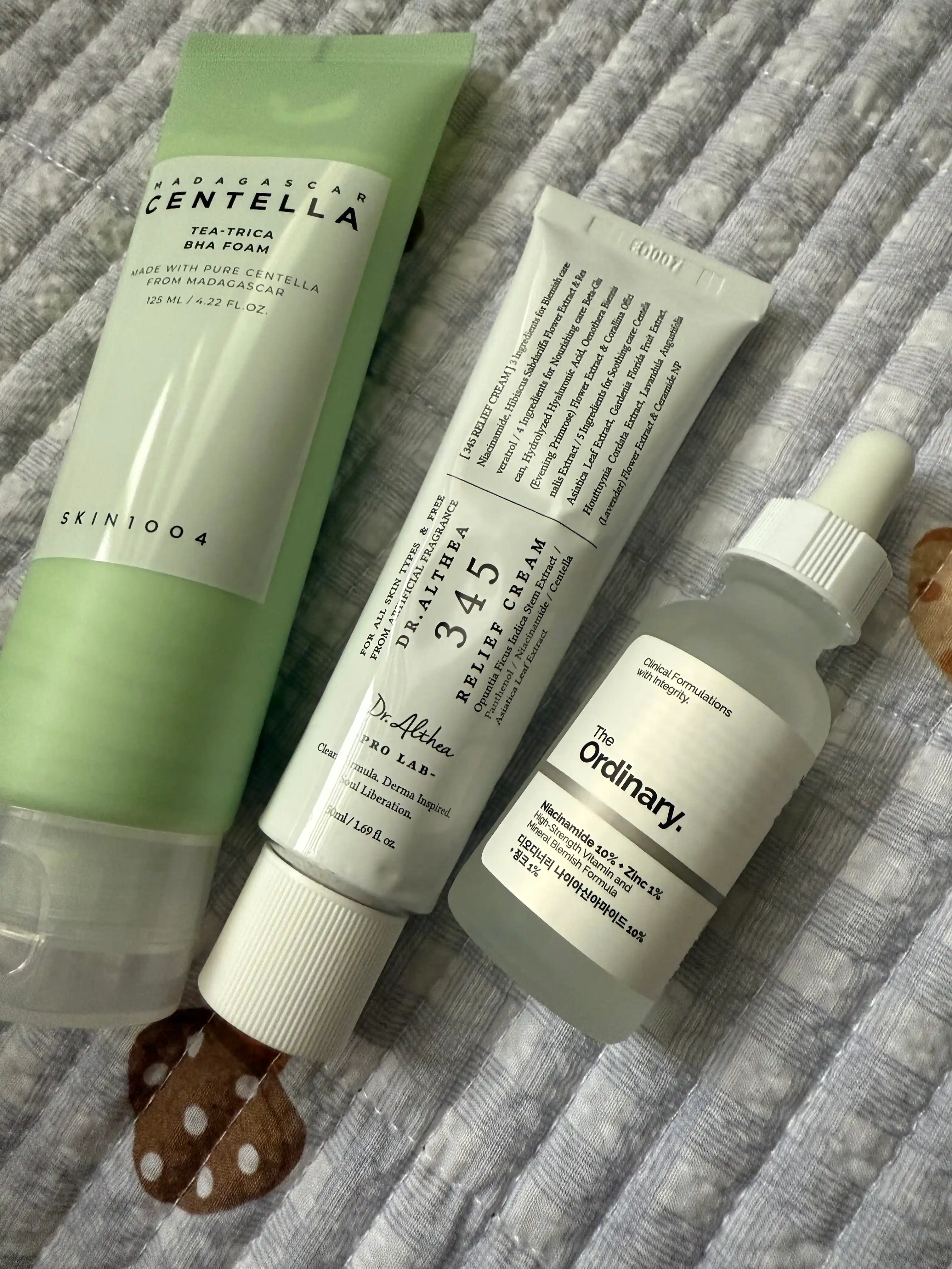 Antibakterial yuzni yuvish uchun ko`pik SKIN1004 Madagascar Centella Tea-Trica BHA Foam