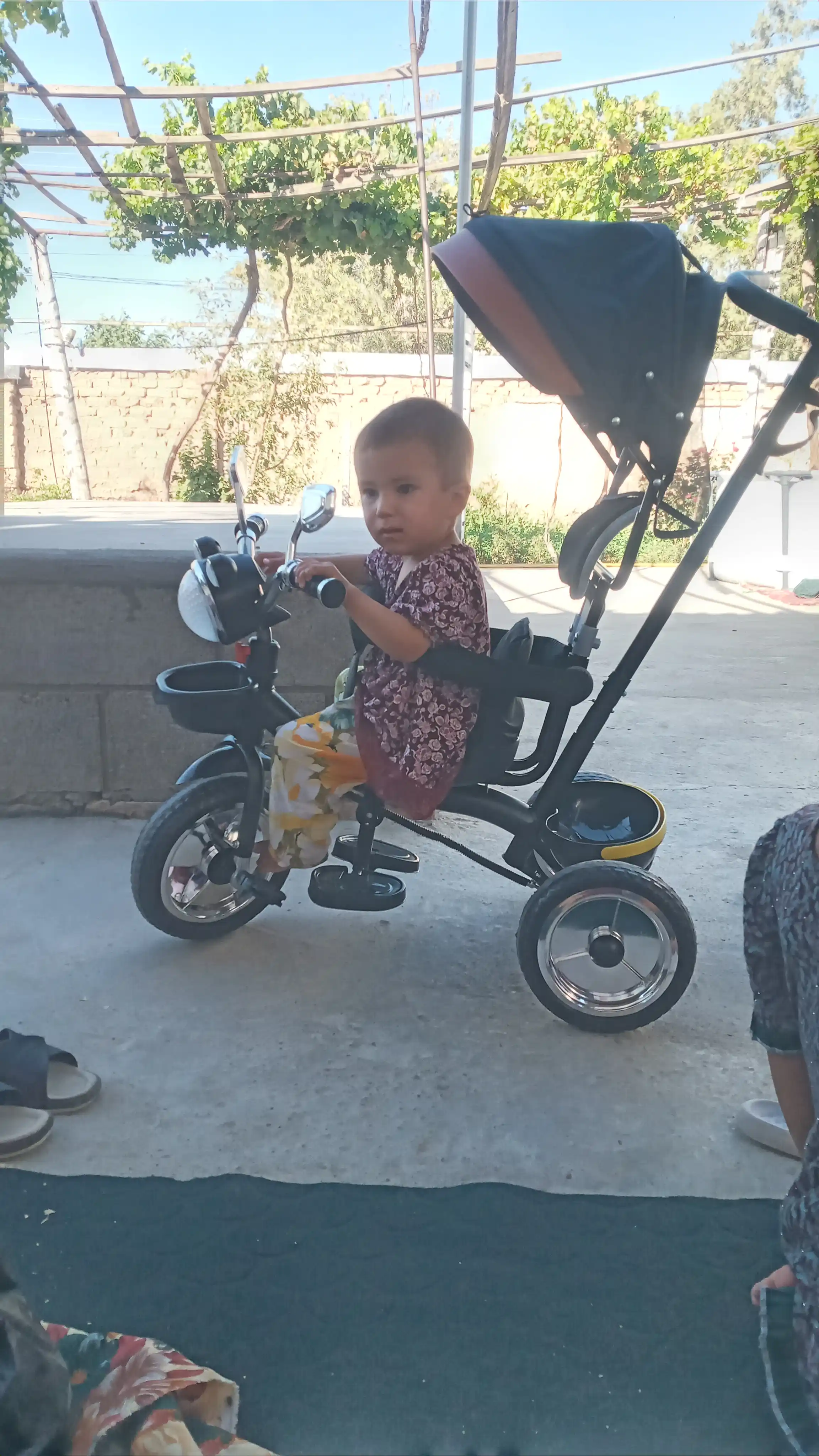 Bolalar velosiped aravachasi, nurli faralar bilan uch g'ildirakli velosiped, savat