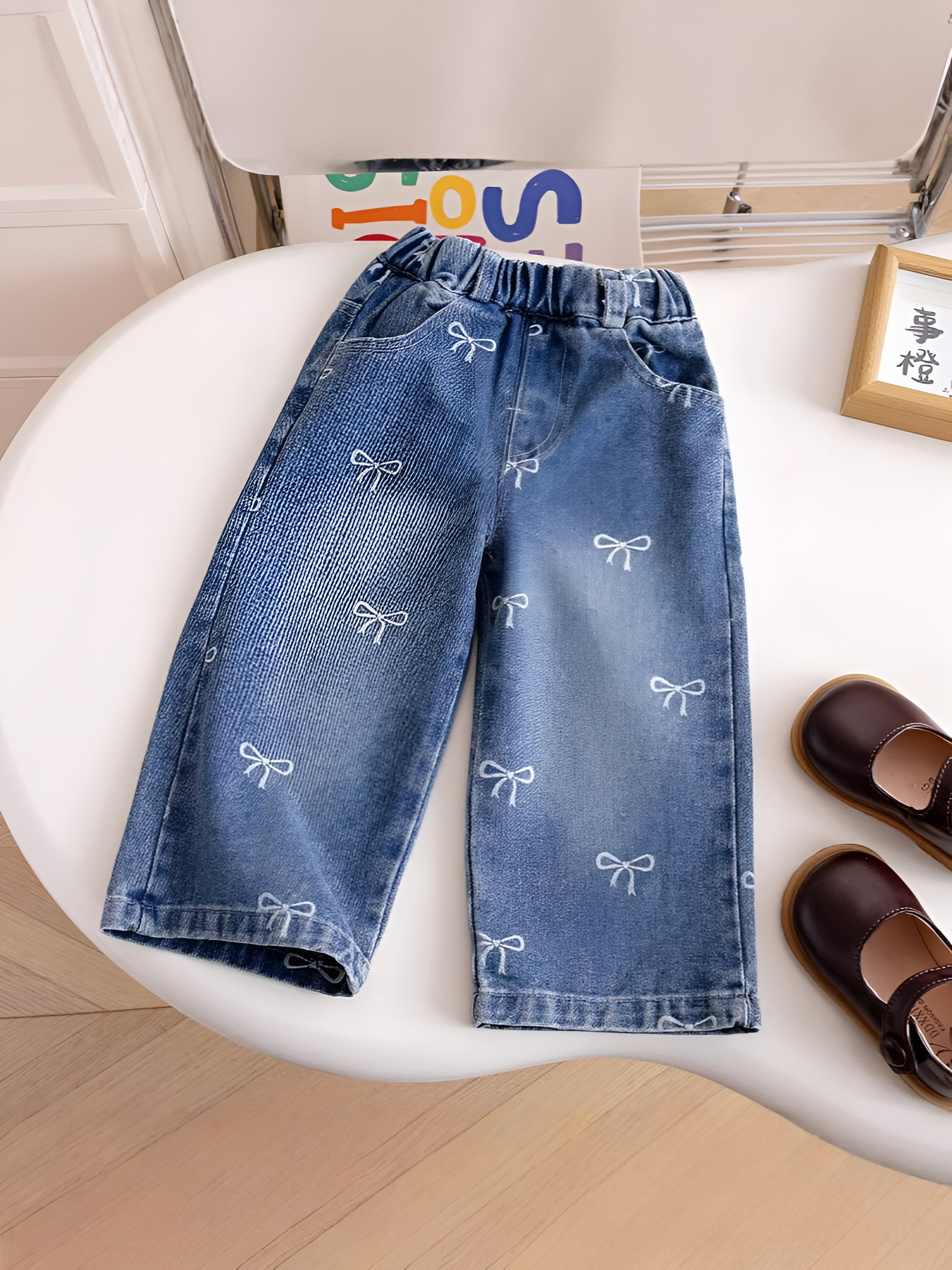 Jinsi shim kiygan xurmoli qiz Jinsi shim kiygan xurmoli qiz