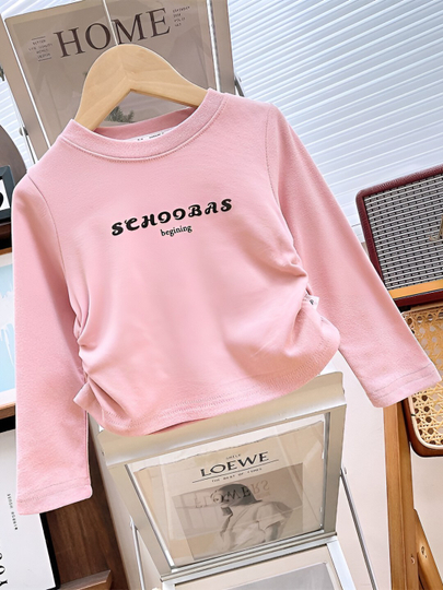 Quyultirilgan sutli futbolkadagi qiz minatka beradi Quyultirilgan sutli futbolkadagi qiz minatka beradi