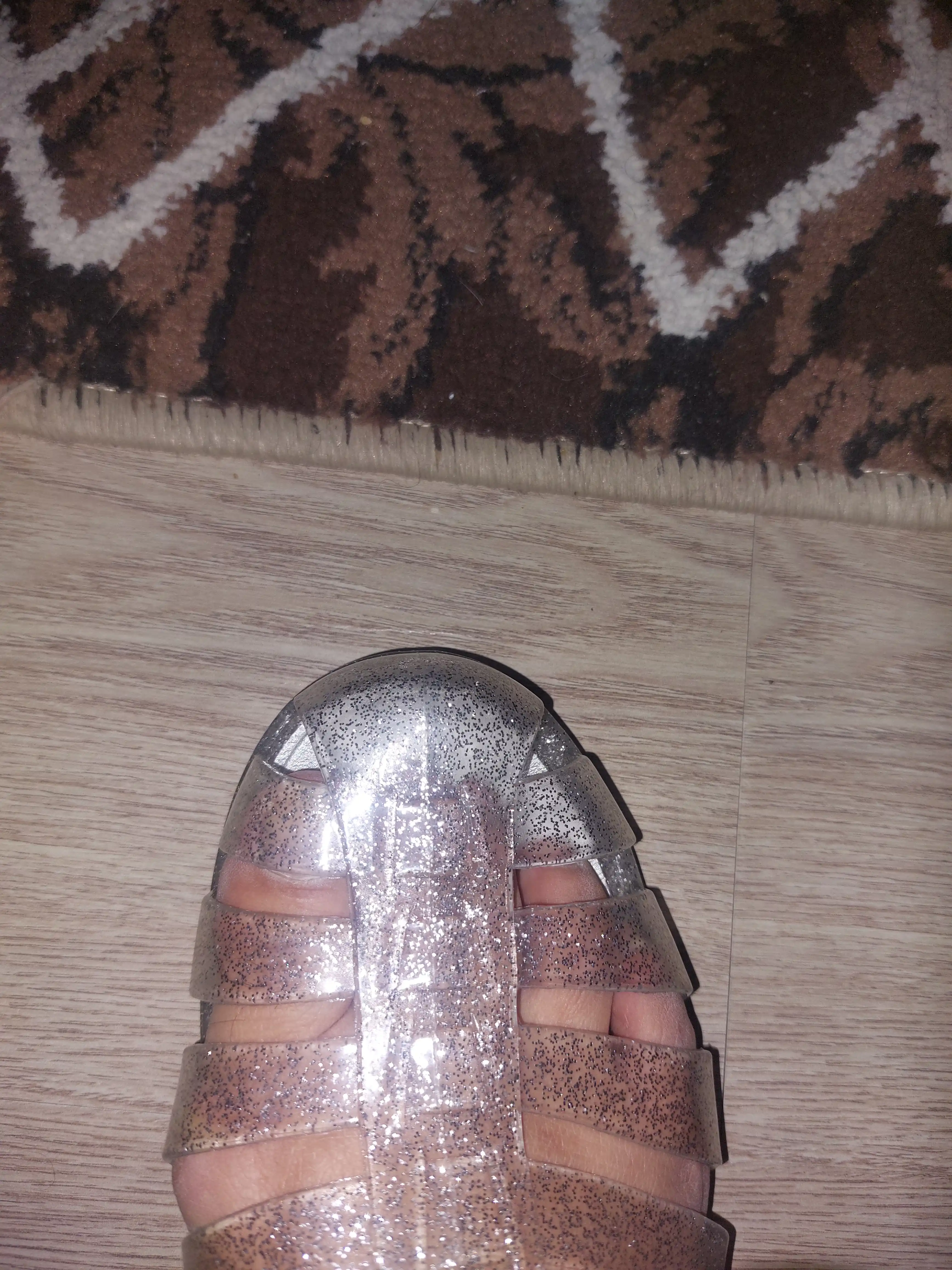 Solina ayollar sandallari, yozgi bosonojkalar, ochiq, plyaj. 1 o'lcham katta keladi, 35-40
